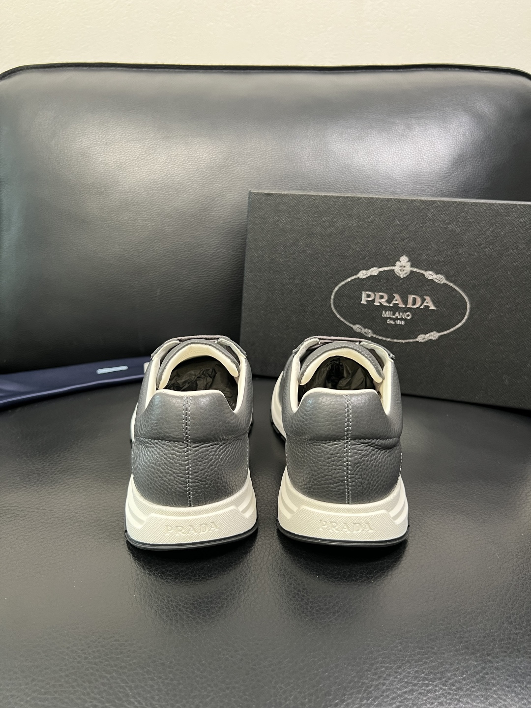 Prada 顶级工艺品，普拉达 专柜同步，原厂配置意大利进口牛皮面料，进口牛皮内里垫，透气舒适，鞋底：原