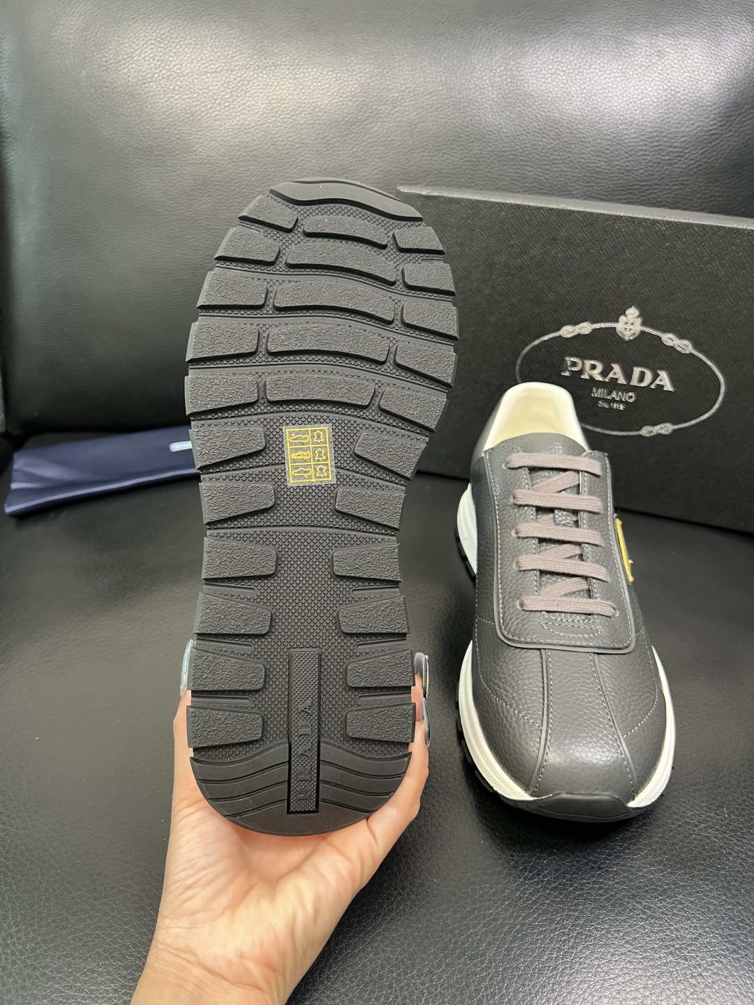 Prada 顶级工艺品，普拉达 专柜同步，原厂配置意大利进口牛皮面料，进口牛皮内里垫，透气舒适，鞋底：原