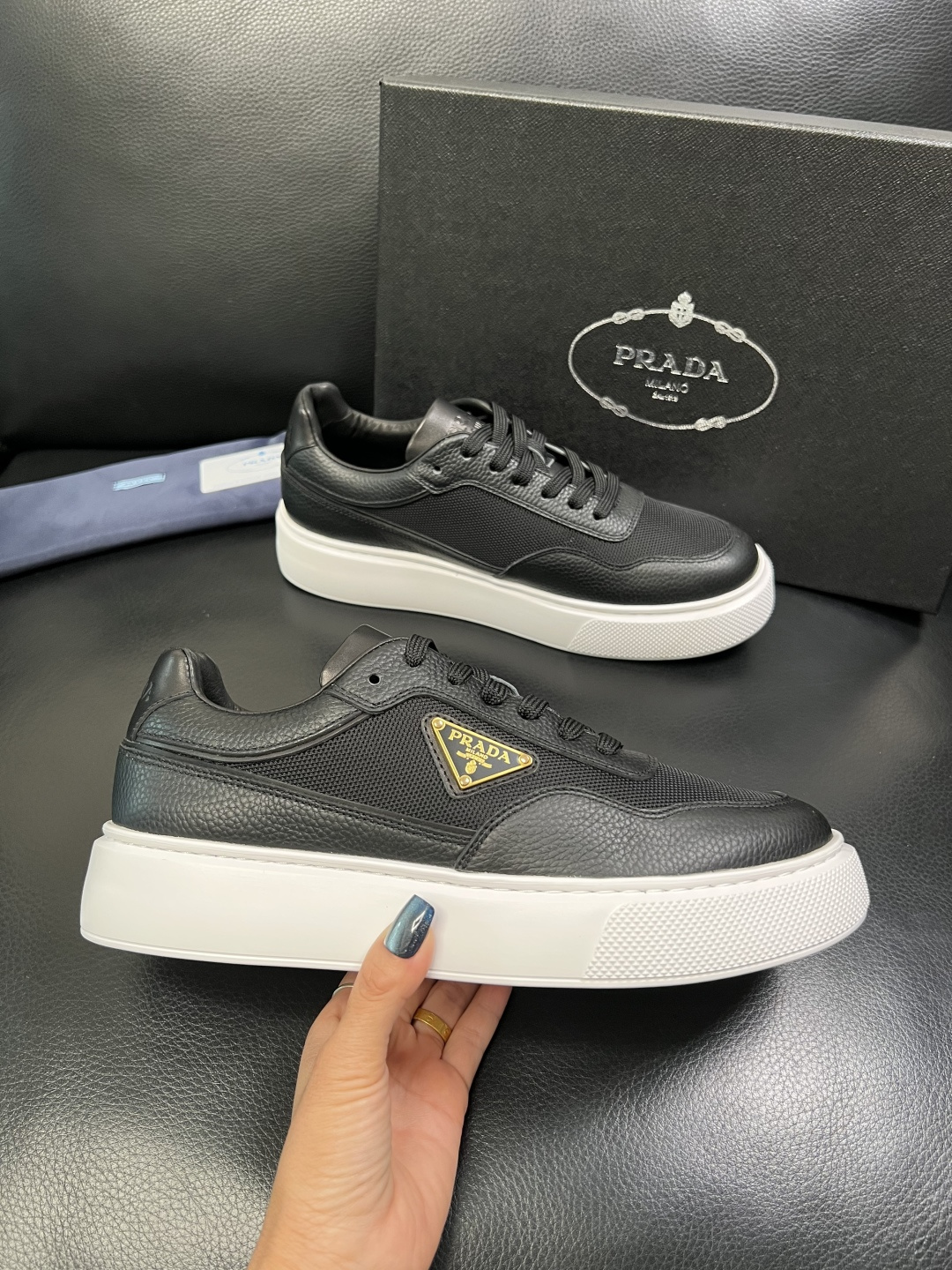 Prada 顶级工艺品，普拉达 专柜同步，原厂配置意大利进口牛皮面料，进口牛皮内里垫，透气舒适，鞋底：原