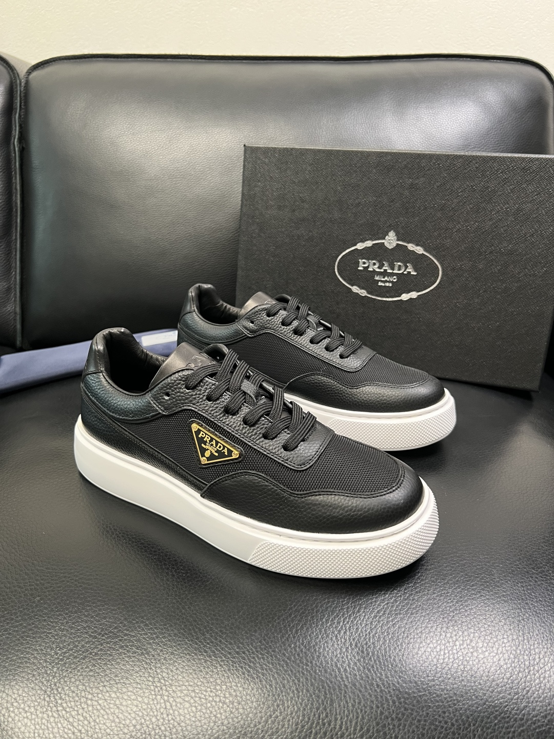 Prada 顶级工艺品，普拉达 专柜同步，原厂配置意大利进口牛皮面料，进口牛皮内里垫，透气舒适，鞋底：原