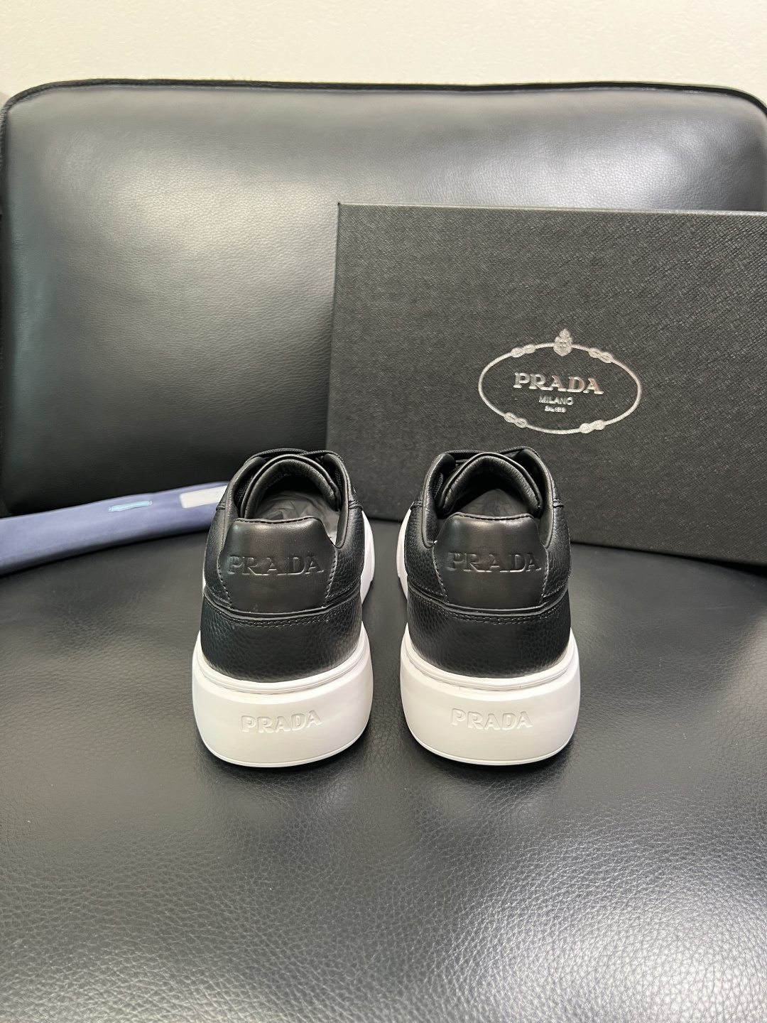 Prada 顶级工艺品，普拉达 专柜同步，原厂配置意大利进口牛皮面料，进口牛皮内里垫，透气舒适，鞋底：原