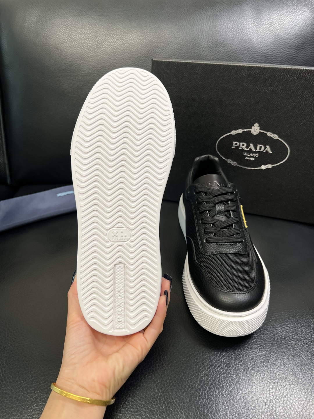 Prada 顶级工艺品，普拉达 专柜同步，原厂配置意大利进口牛皮面料，进口牛皮内里垫，透气舒适，鞋底：原