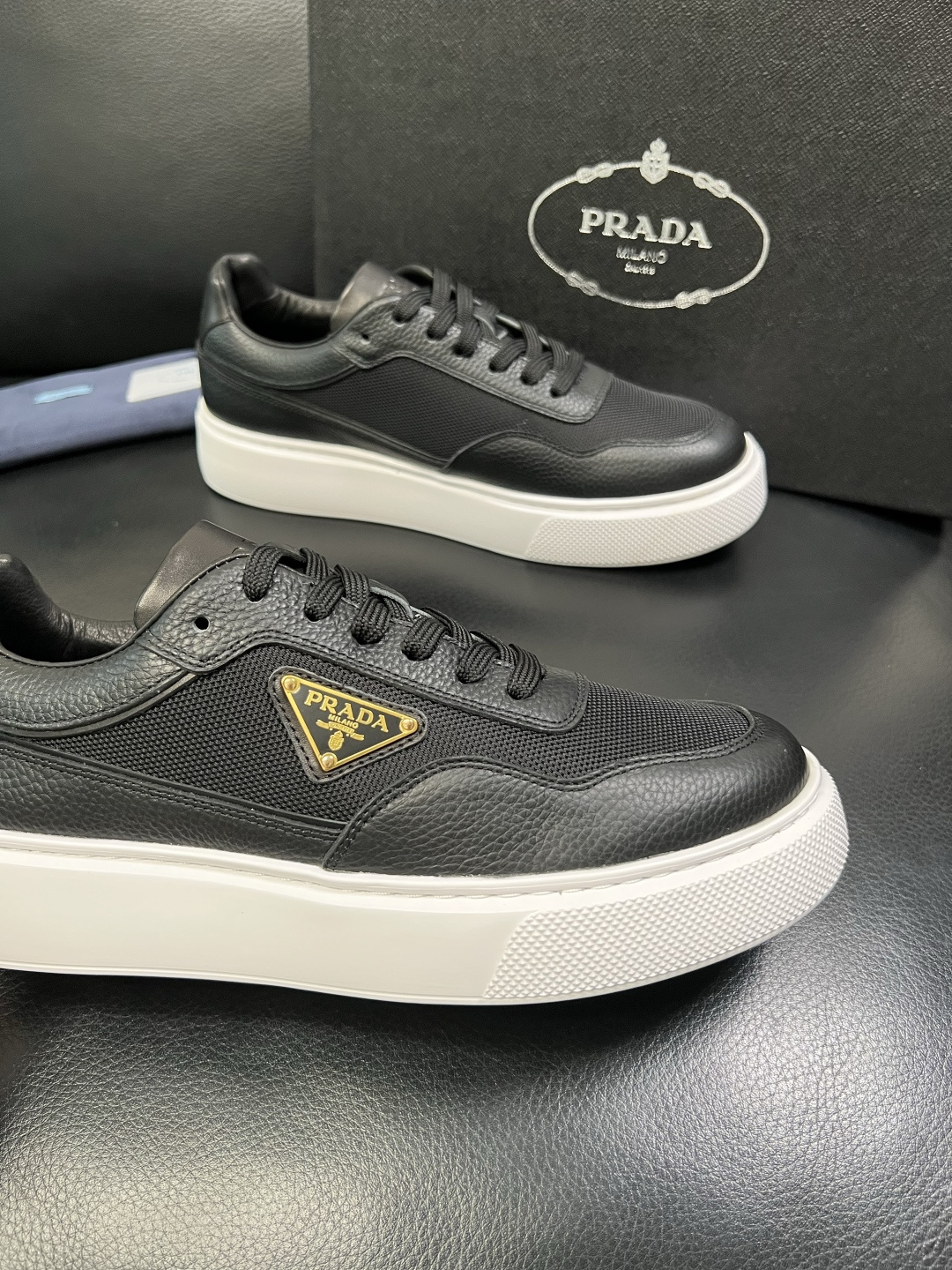 Prada 顶级工艺品，普拉达 专柜同步，原厂配置意大利进口牛皮面料，进口牛皮内里垫，透气舒适，鞋底：原