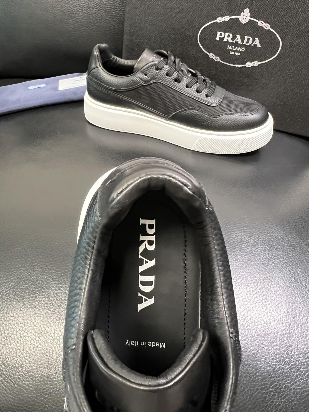 Prada 顶级工艺品，普拉达 专柜同步，原厂配置意大利进口牛皮面料，进口牛皮内里垫，透气舒适，鞋底：原