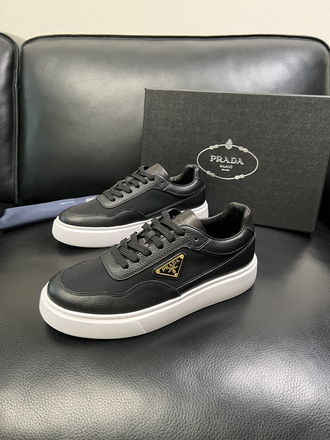 Prada 顶级工艺品，普拉达 专柜同步，原厂配置意大利进口牛皮面料，进口牛皮内里垫，透气舒适，鞋底：原