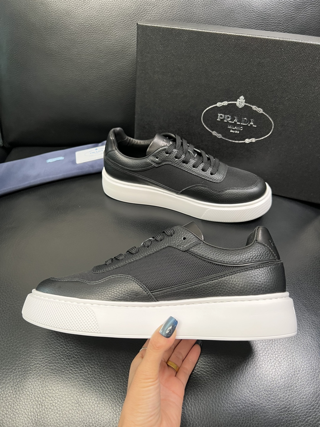 Prada 顶级工艺品，普拉达 专柜同步，原厂配置意大利进口牛皮面料，进口牛皮内里垫，透气舒适，鞋底：原