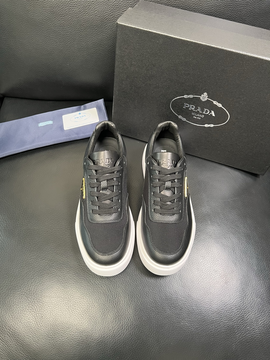 Prada 顶级工艺品，普拉达 专柜同步，原厂配置意大利进口牛皮面料，进口牛皮内里垫，透气舒适，鞋底：原