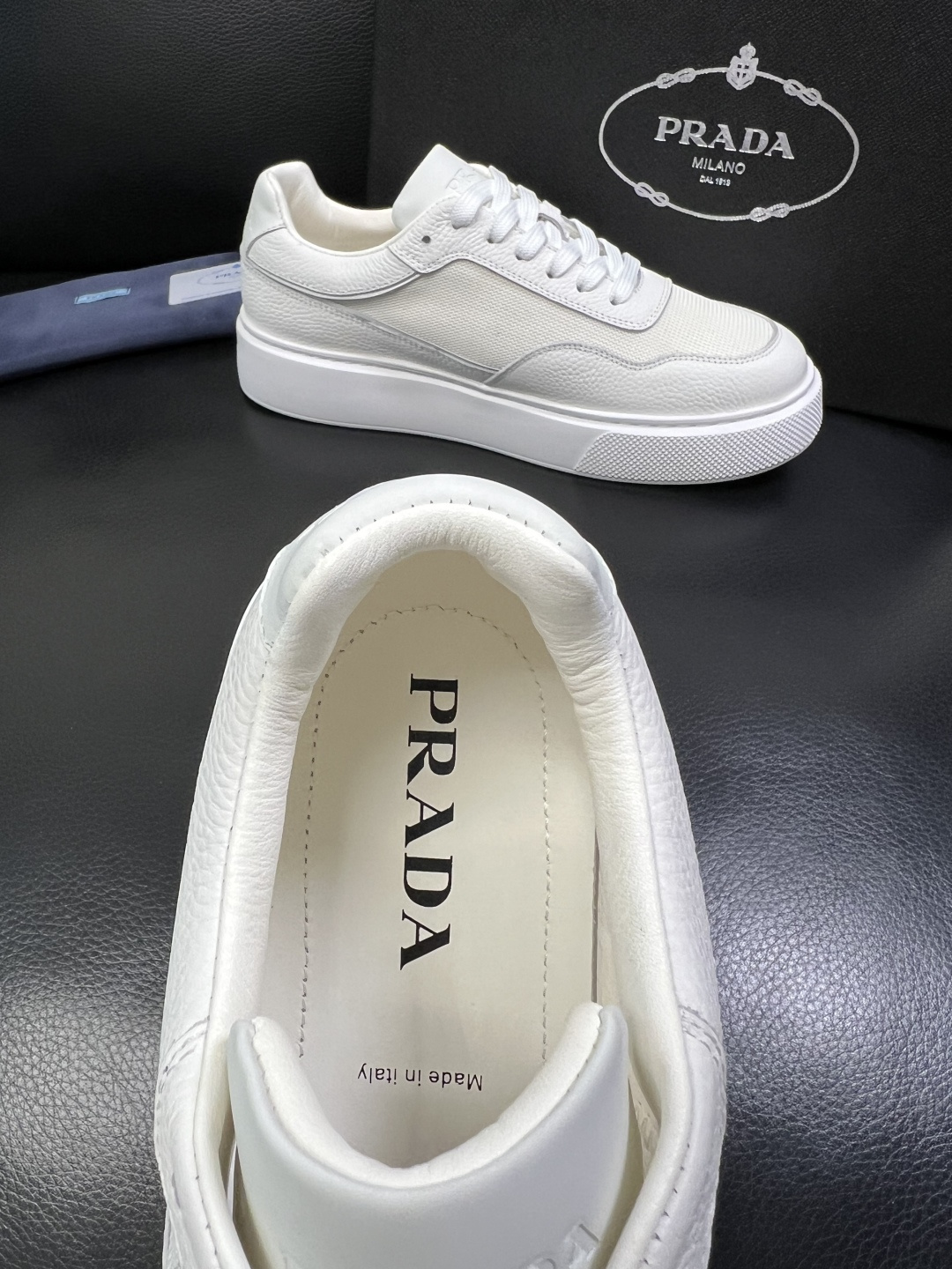 Prada 顶级工艺品，普拉达 专柜同步，原厂配置意大利进口牛皮面料，进口牛皮内里垫，透气舒适，鞋底：原