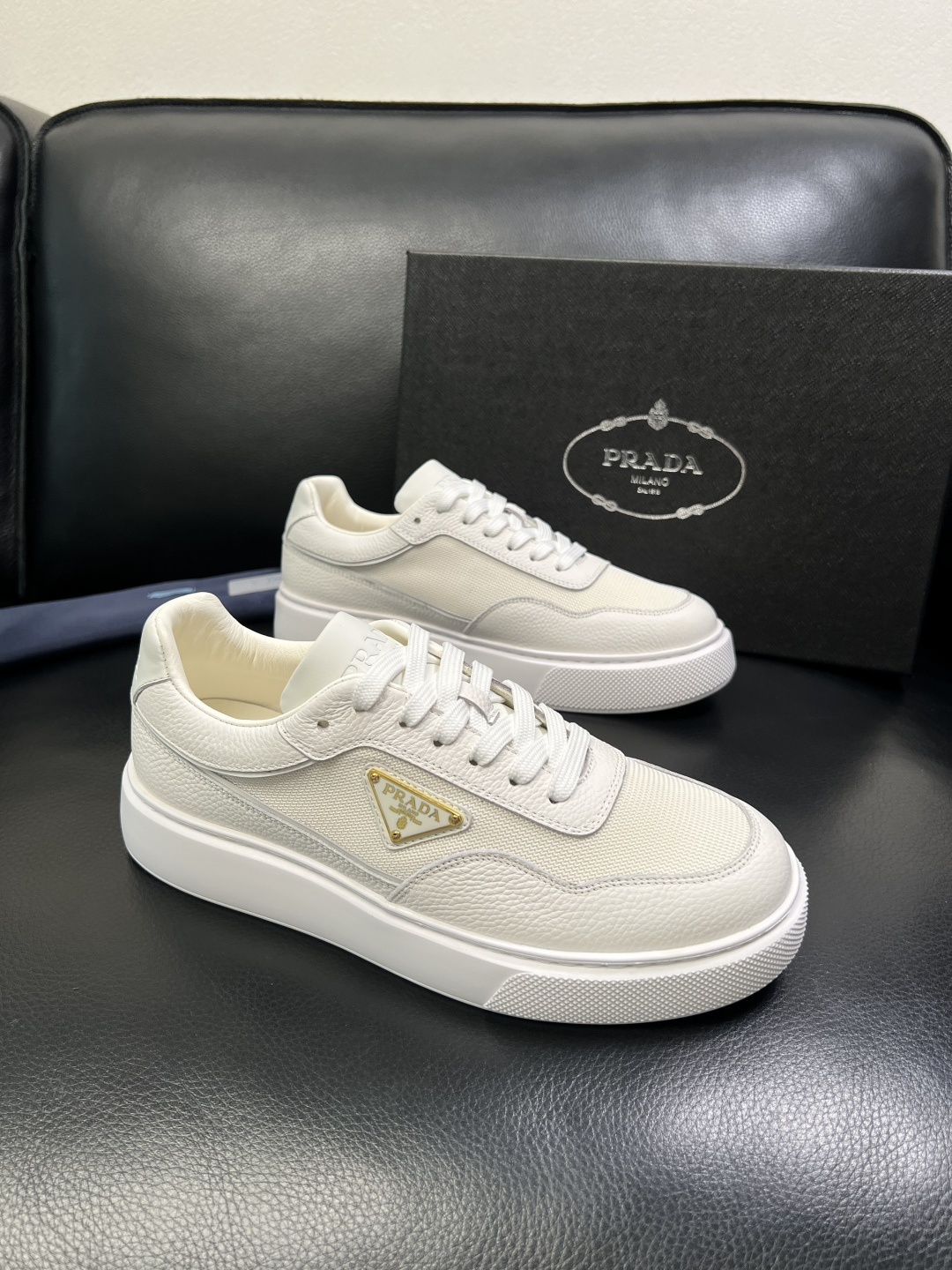 Prada 顶级工艺品，普拉达 专柜同步，原厂配置意大利进口牛皮面料，进口牛皮内里垫，透气舒适，鞋底：原