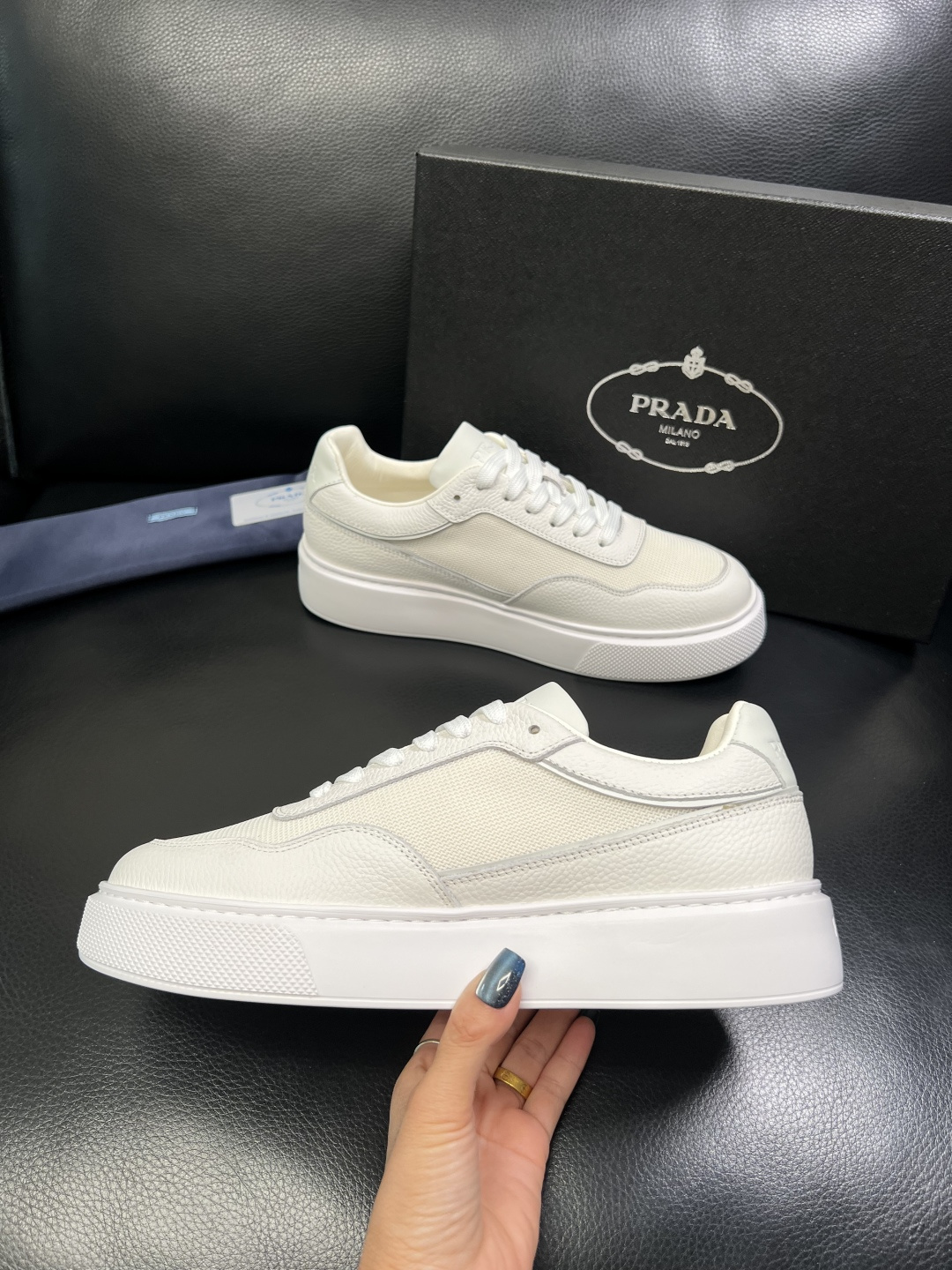 Prada 顶级工艺品，普拉达 专柜同步，原厂配置意大利进口牛皮面料，进口牛皮内里垫，透气舒适，鞋底：原