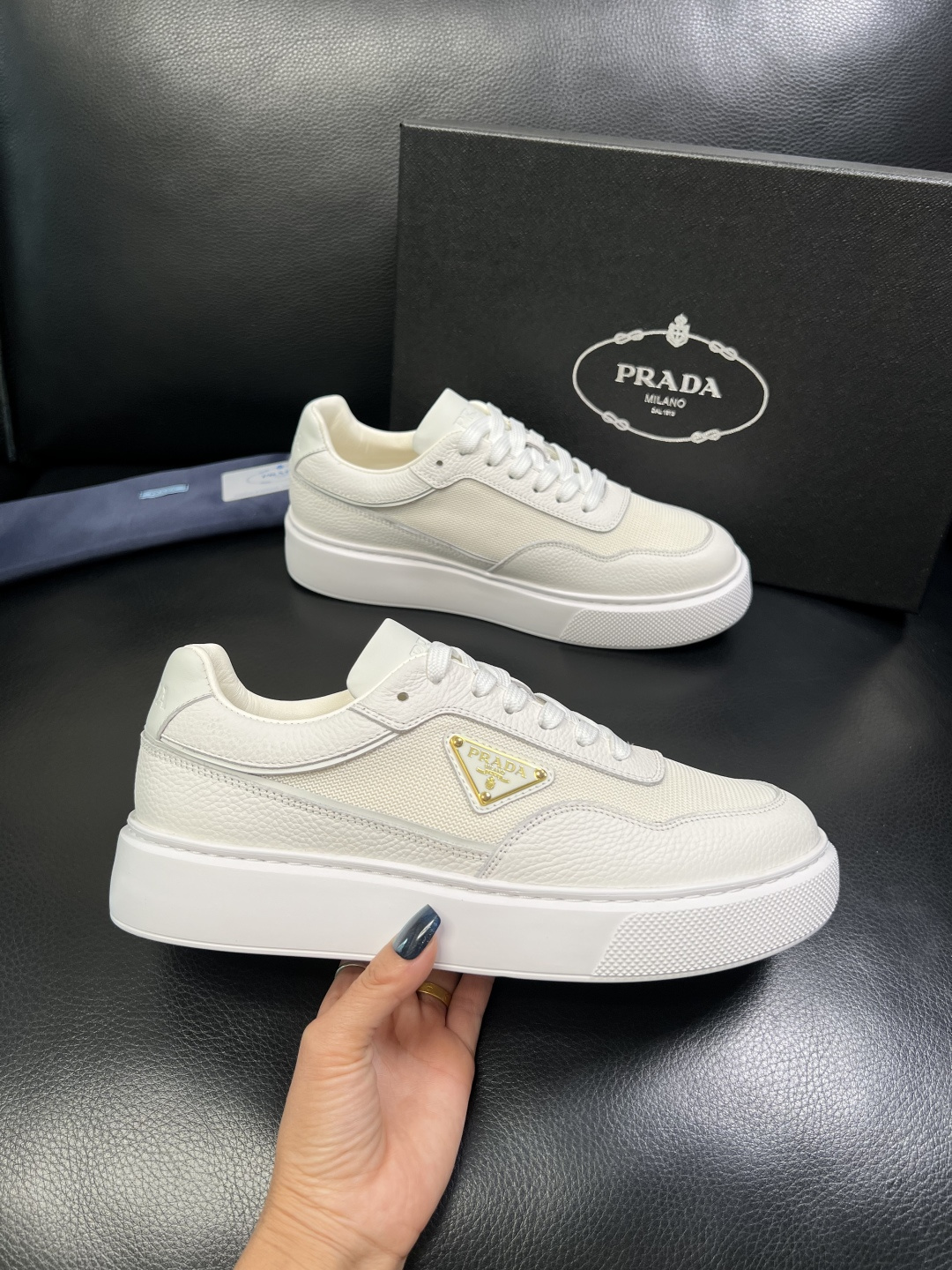 Prada 顶级工艺品，普拉达 专柜同步，原厂配置意大利进口牛皮面料，进口牛皮内里垫，透气舒适，鞋底：原