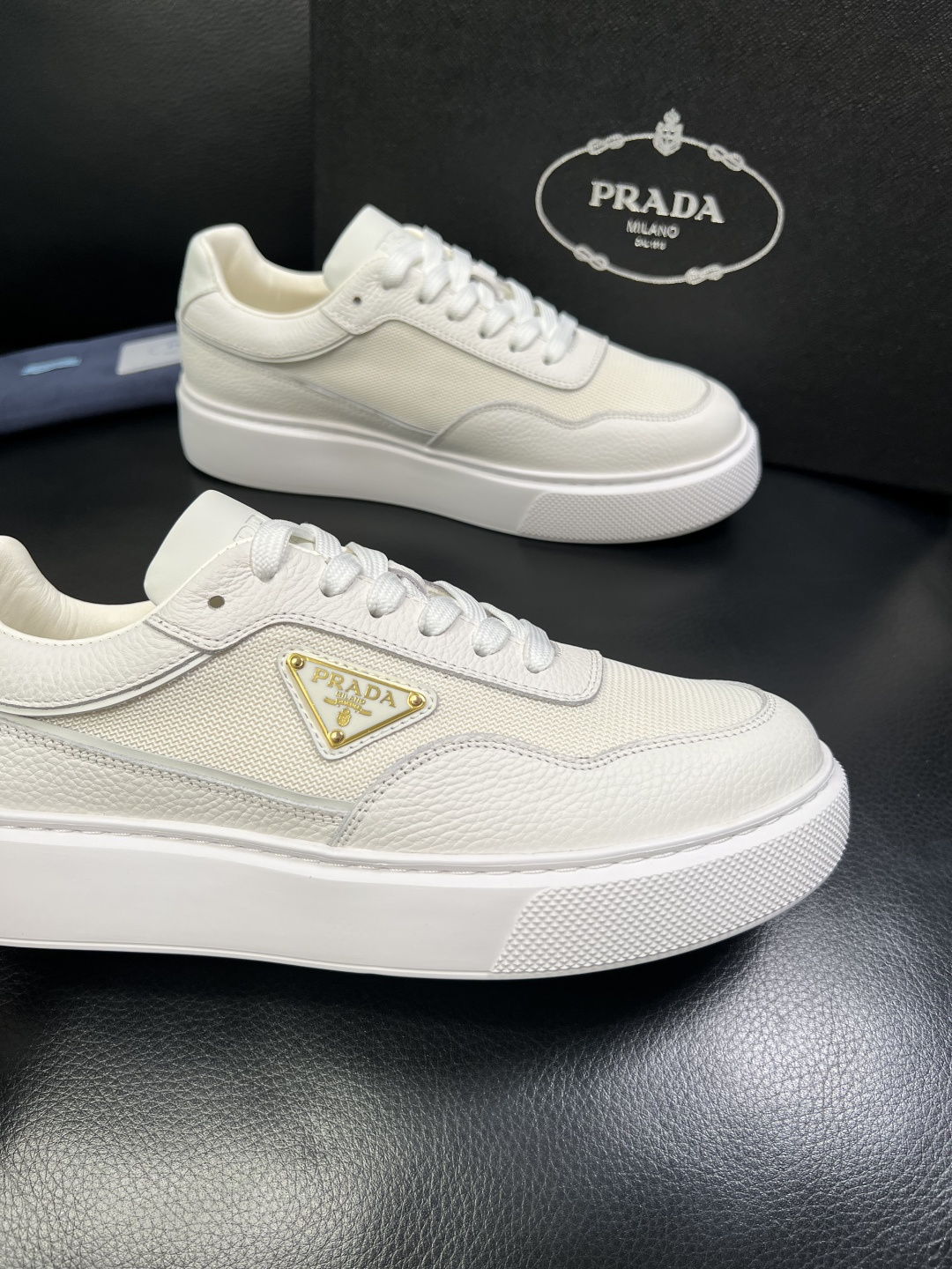 Prada 顶级工艺品，普拉达 专柜同步，原厂配置意大利进口牛皮面料，进口牛皮内里垫，透气舒适，鞋底：原