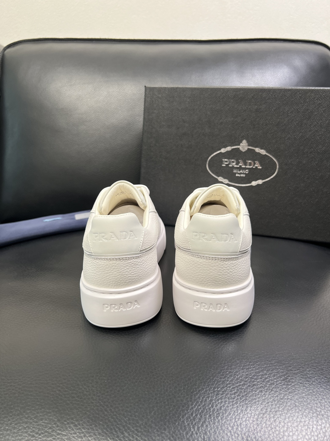 Prada 顶级工艺品，普拉达 专柜同步，原厂配置意大利进口牛皮面料，进口牛皮内里垫，透气舒适，鞋底：原