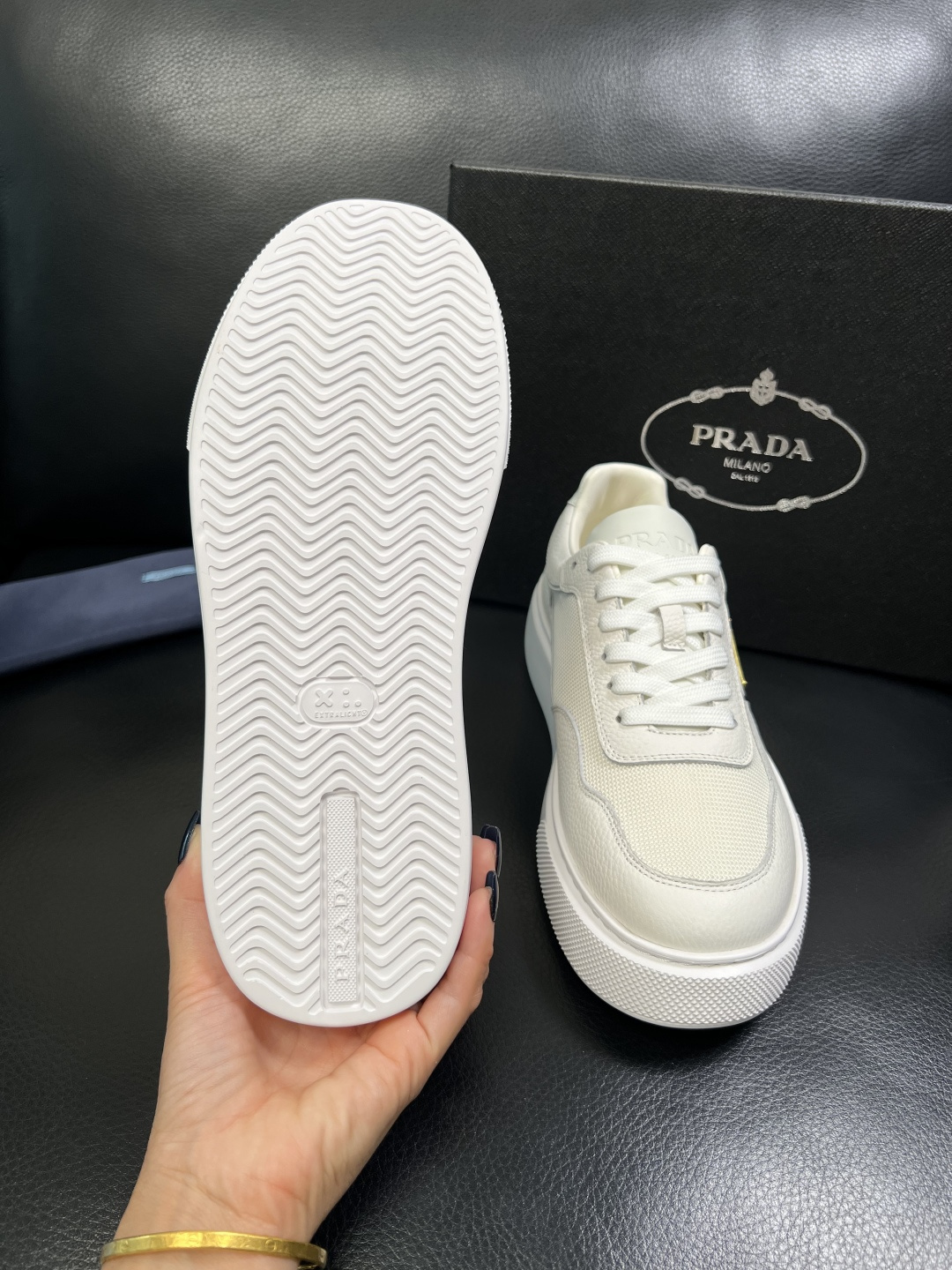 Prada 顶级工艺品，普拉达 专柜同步，原厂配置意大利进口牛皮面料，进口牛皮内里垫，透气舒适，鞋底：原