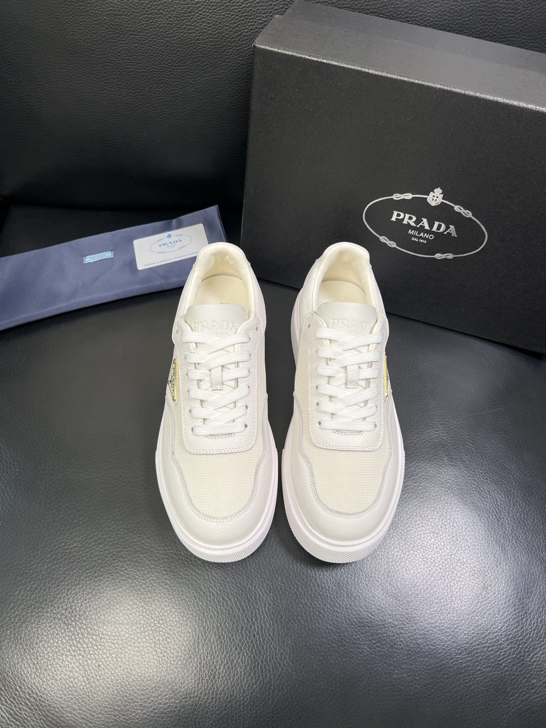 Prada 顶级工艺品，普拉达 专柜同步，原厂配置意大利进口牛皮面料，进口牛皮内里垫，透气舒适，鞋底：原