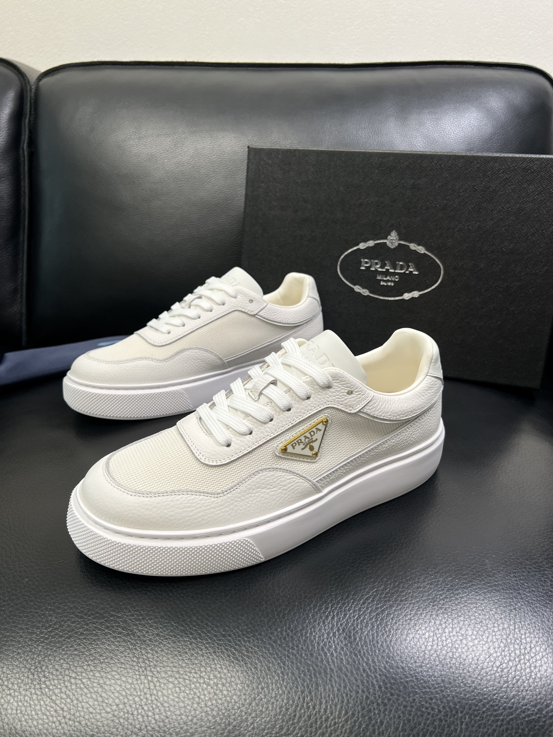 Prada 顶级工艺品，普拉达 专柜同步，原厂配置意大利进口牛皮面料，进口牛皮内里垫，透气舒适，鞋底：原