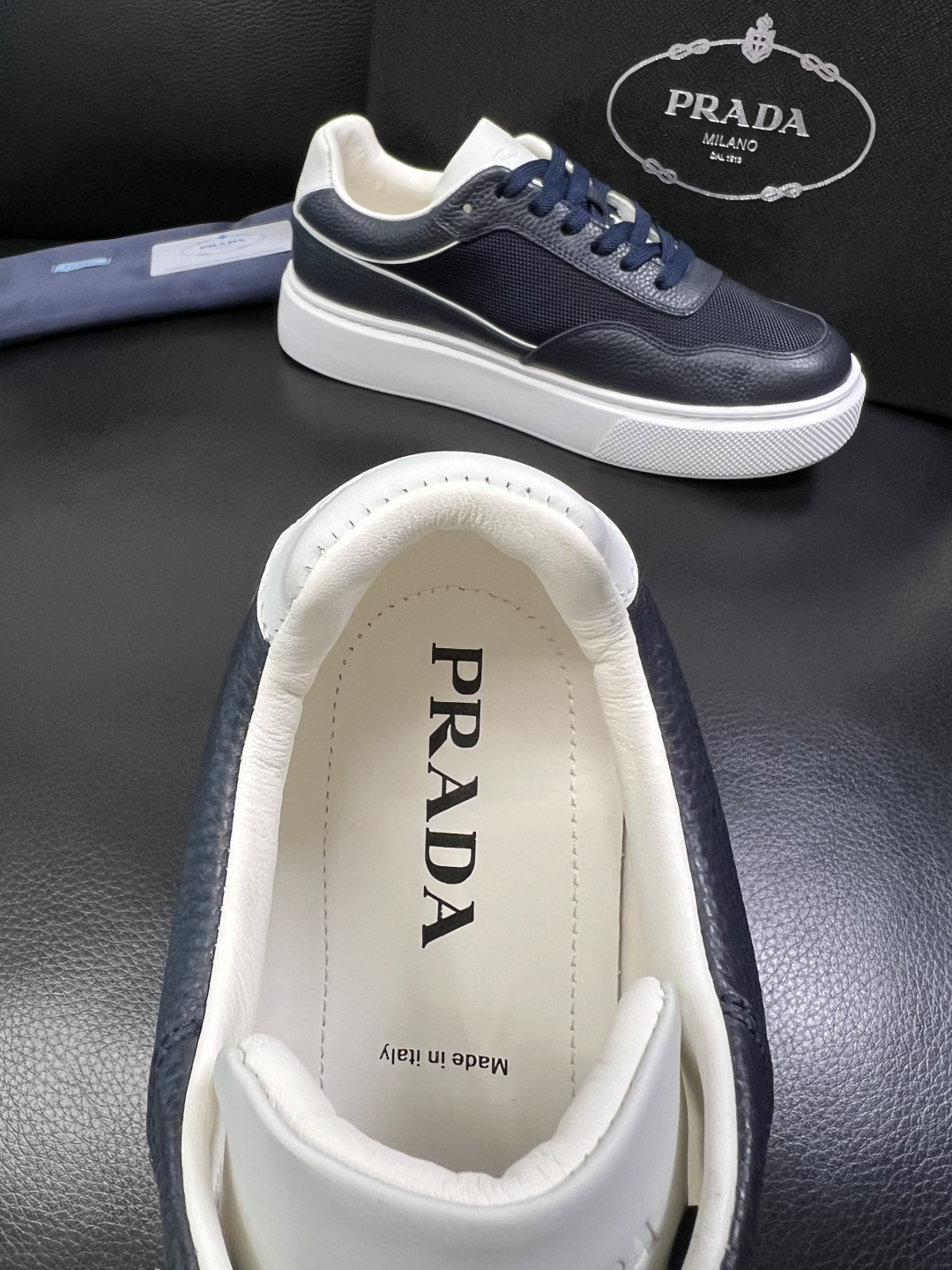 Prada 顶级工艺品，普拉达 专柜同步，原厂配置意大利进口牛皮面料，进口牛皮内里垫，透气舒适，鞋底：原