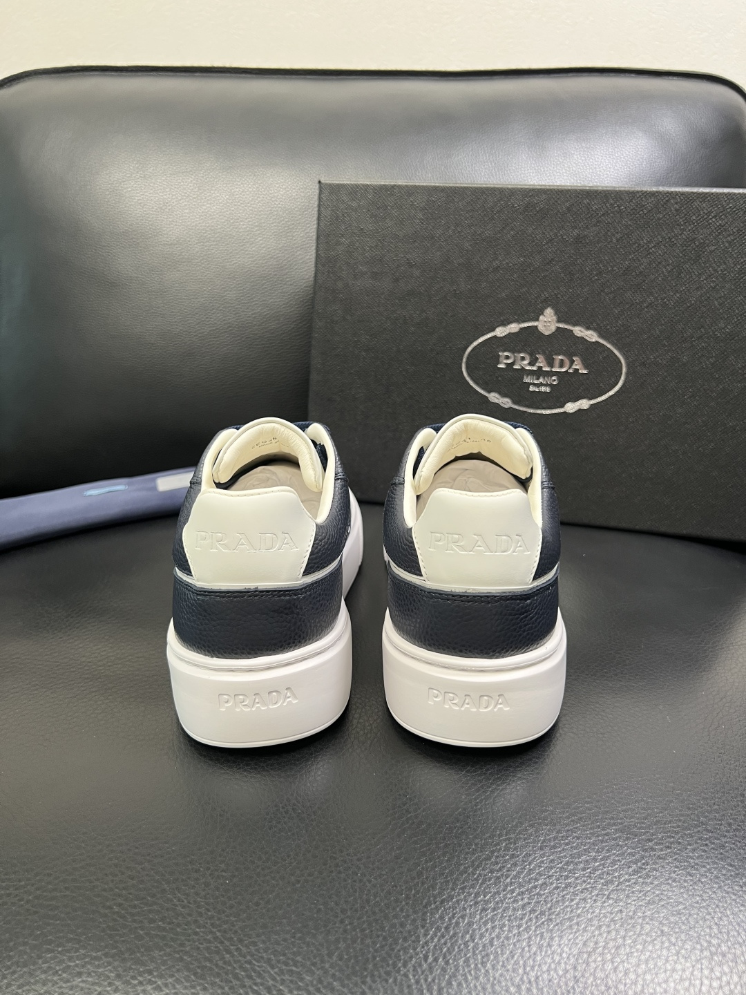 Prada 顶级工艺品，普拉达 专柜同步，原厂配置意大利进口牛皮面料，进口牛皮内里垫，透气舒适，鞋底：原