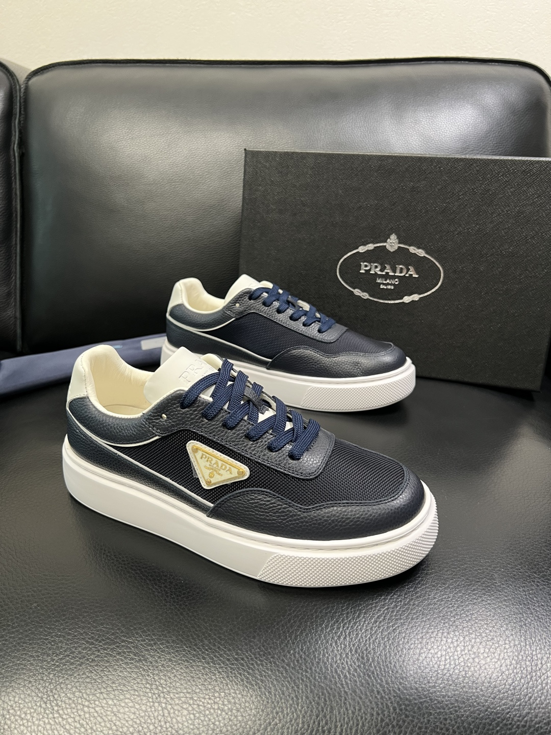 Prada 顶级工艺品，普拉达 专柜同步，原厂配置意大利进口牛皮面料，进口牛皮内里垫，透气舒适，鞋底：原