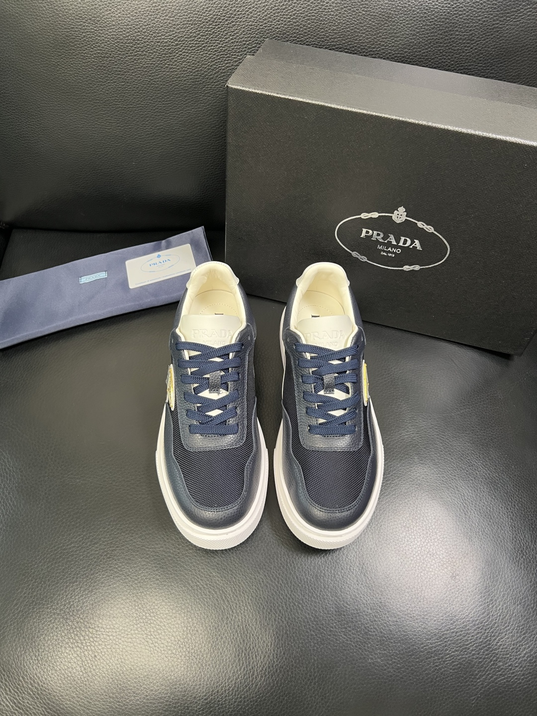 Prada 顶级工艺品，普拉达 专柜同步，原厂配置意大利进口牛皮面料，进口牛皮内里垫，透气舒适，鞋底：原