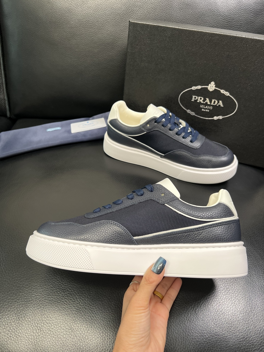 Prada 顶级工艺品，普拉达 专柜同步，原厂配置意大利进口牛皮面料，进口牛皮内里垫，透气舒适，鞋底：原