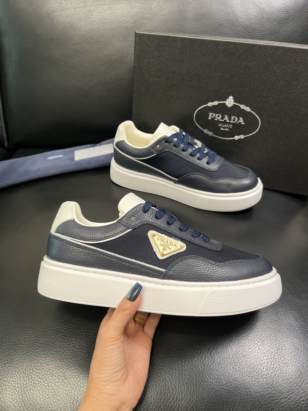 Prada 顶级工艺品，普拉达 专柜同步，原厂配置意大利进口牛皮面料，进口牛皮内里垫，透气舒适，鞋底：原