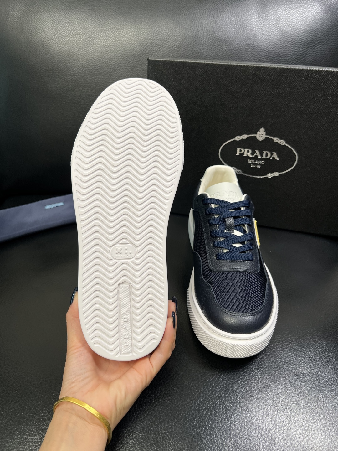 Prada 顶级工艺品，普拉达 专柜同步，原厂配置意大利进口牛皮面料，进口牛皮内里垫，透气舒适，鞋底：原