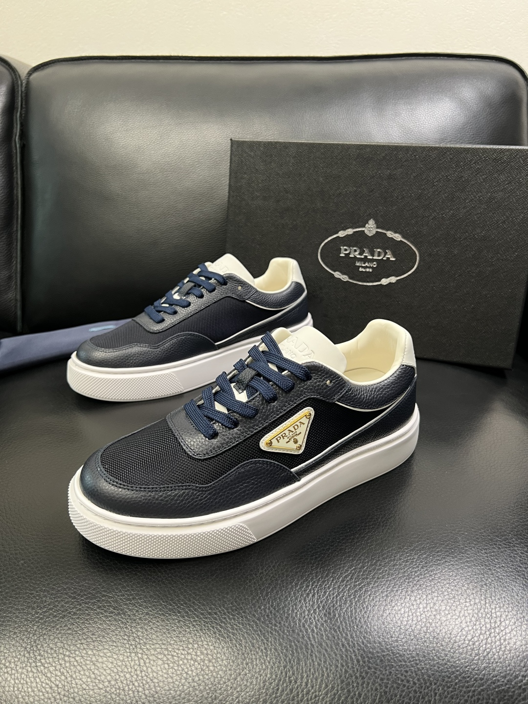 Prada 顶级工艺品，普拉达 专柜同步，原厂配置意大利进口牛皮面料，进口牛皮内里垫，透气舒适，鞋底：原