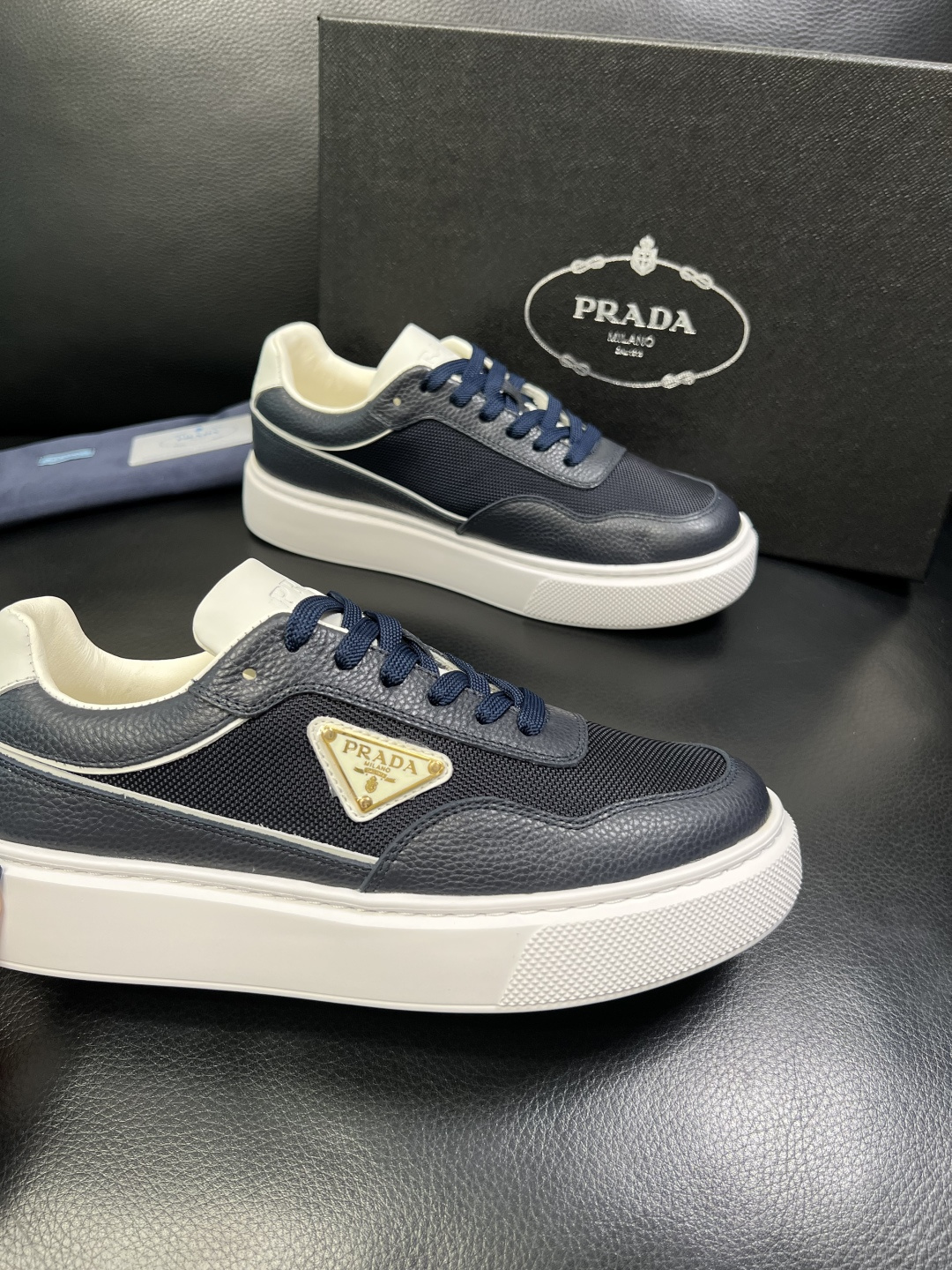 Prada 顶级工艺品，普拉达 专柜同步，原厂配置意大利进口牛皮面料，进口牛皮内里垫，透气舒适，鞋底：原