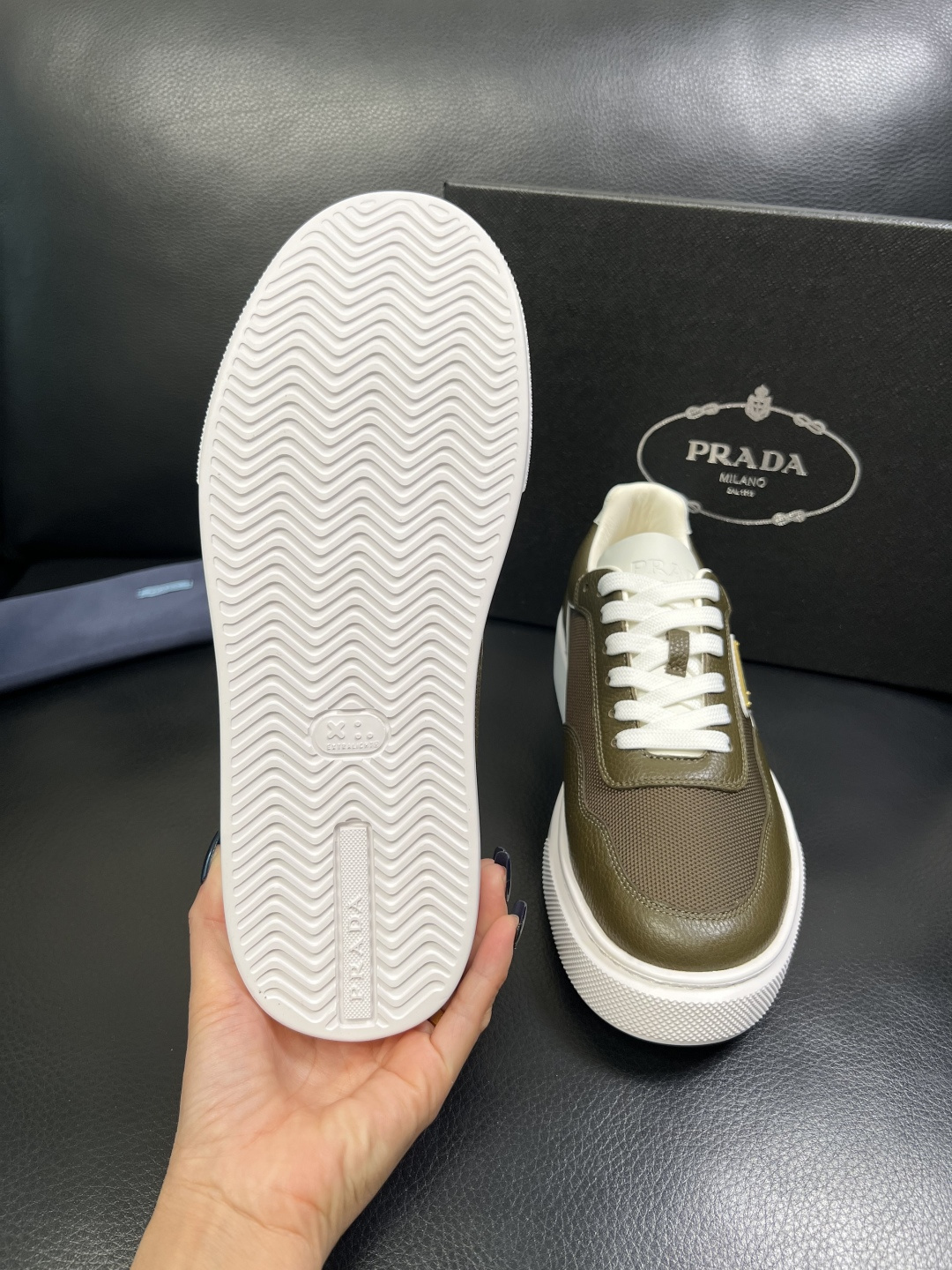 Prada 顶级工艺品，普拉达 专柜同步，原厂配置意大利进口牛皮面料，进口牛皮内里垫，透气舒适，鞋底：原