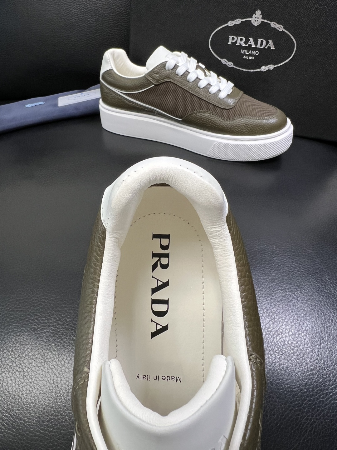 Prada 顶级工艺品，普拉达 专柜同步，原厂配置意大利进口牛皮面料，进口牛皮内里垫，透气舒适，鞋底：原