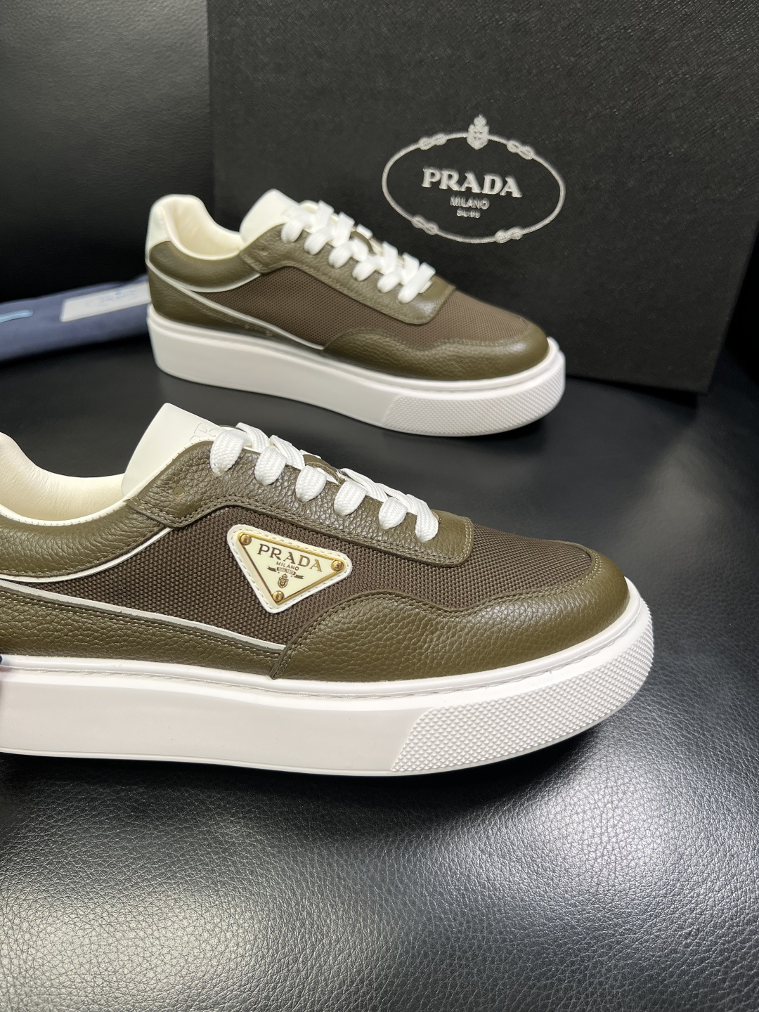 Prada 顶级工艺品，普拉达 专柜同步，原厂配置意大利进口牛皮面料，进口牛皮内里垫，透气舒适，鞋底：原