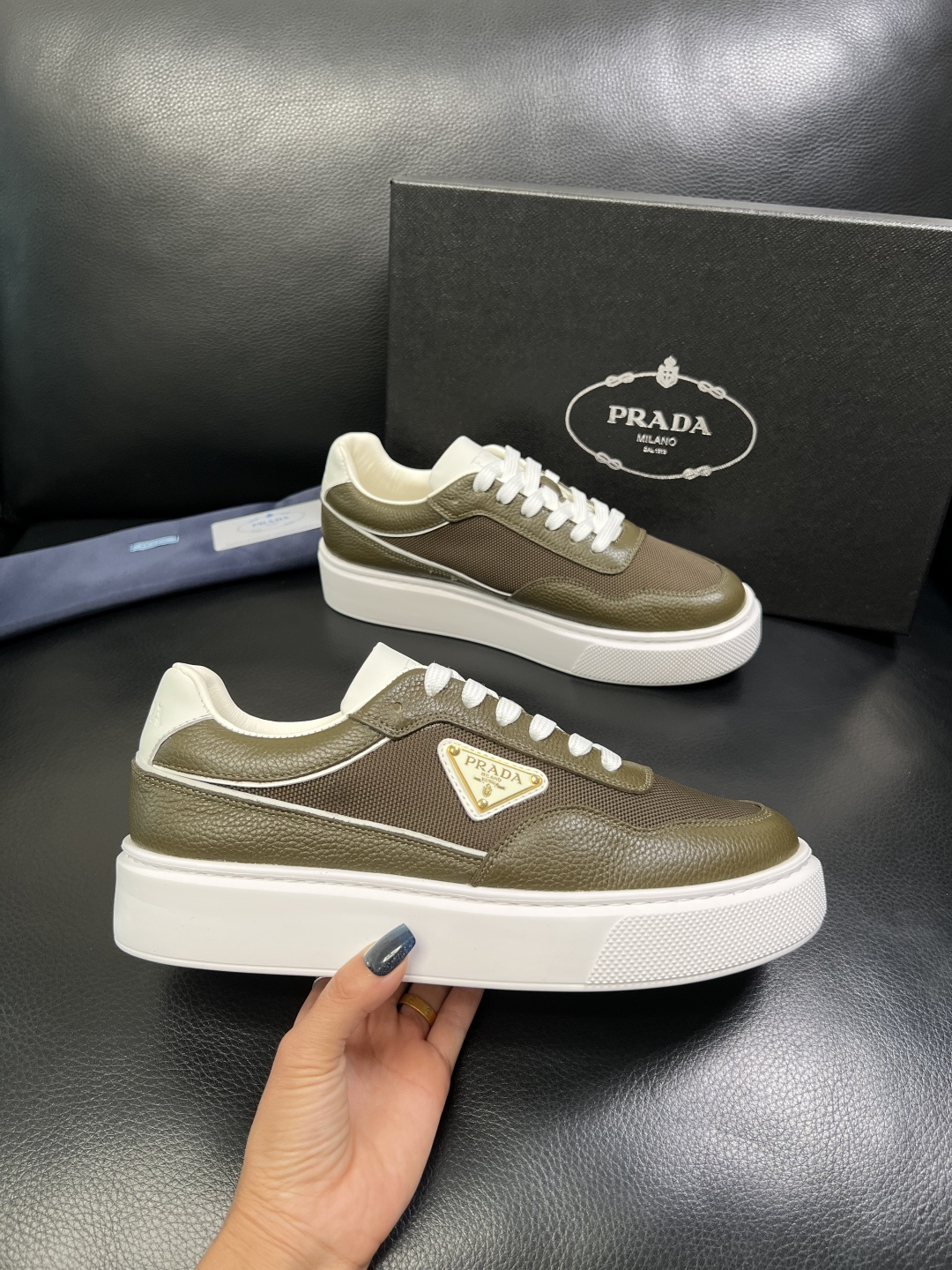 Prada 顶级工艺品，普拉达 专柜同步，原厂配置意大利进口牛皮面料，进口牛皮内里垫，透气舒适，鞋底：原