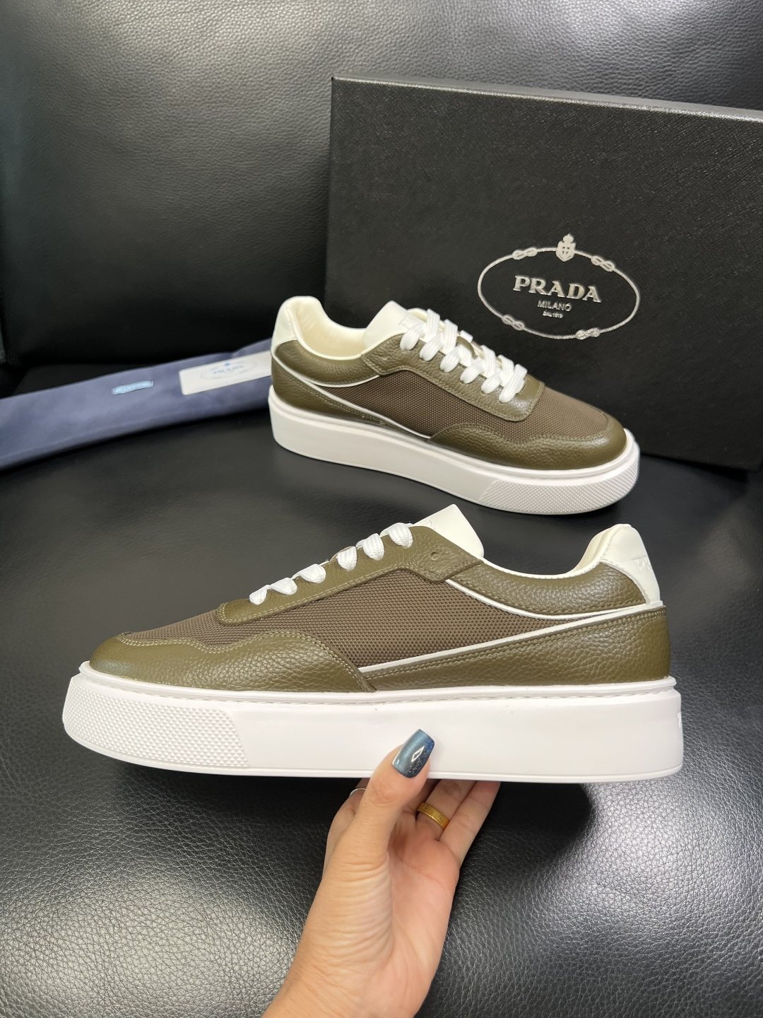 Prada 顶级工艺品，普拉达 专柜同步，原厂配置意大利进口牛皮面料，进口牛皮内里垫，透气舒适，鞋底：原