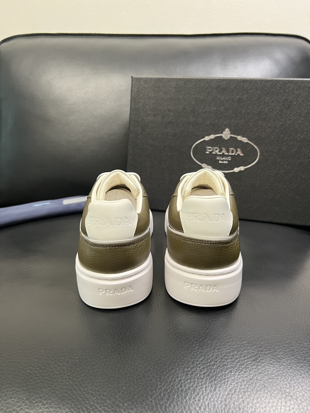 Prada 顶级工艺品，普拉达 专柜同步，原厂配置意大利进口牛皮面料，进口牛皮内里垫，透气舒适，鞋底：原