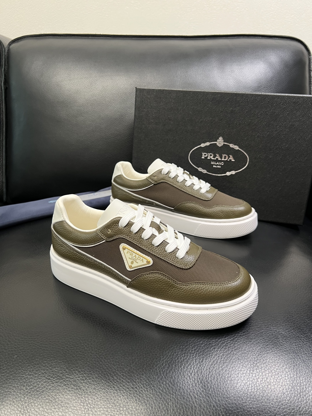 Prada 顶级工艺品，普拉达 专柜同步，原厂配置意大利进口牛皮面料，进口牛皮内里垫，透气舒适，鞋底：原