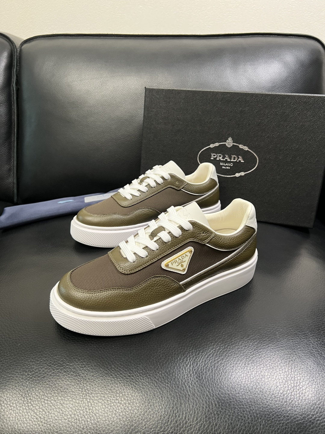 Prada 顶级工艺品，普拉达 专柜同步，原厂配置意大利进口牛皮面料，进口牛皮内里垫，透气舒适，鞋底：原