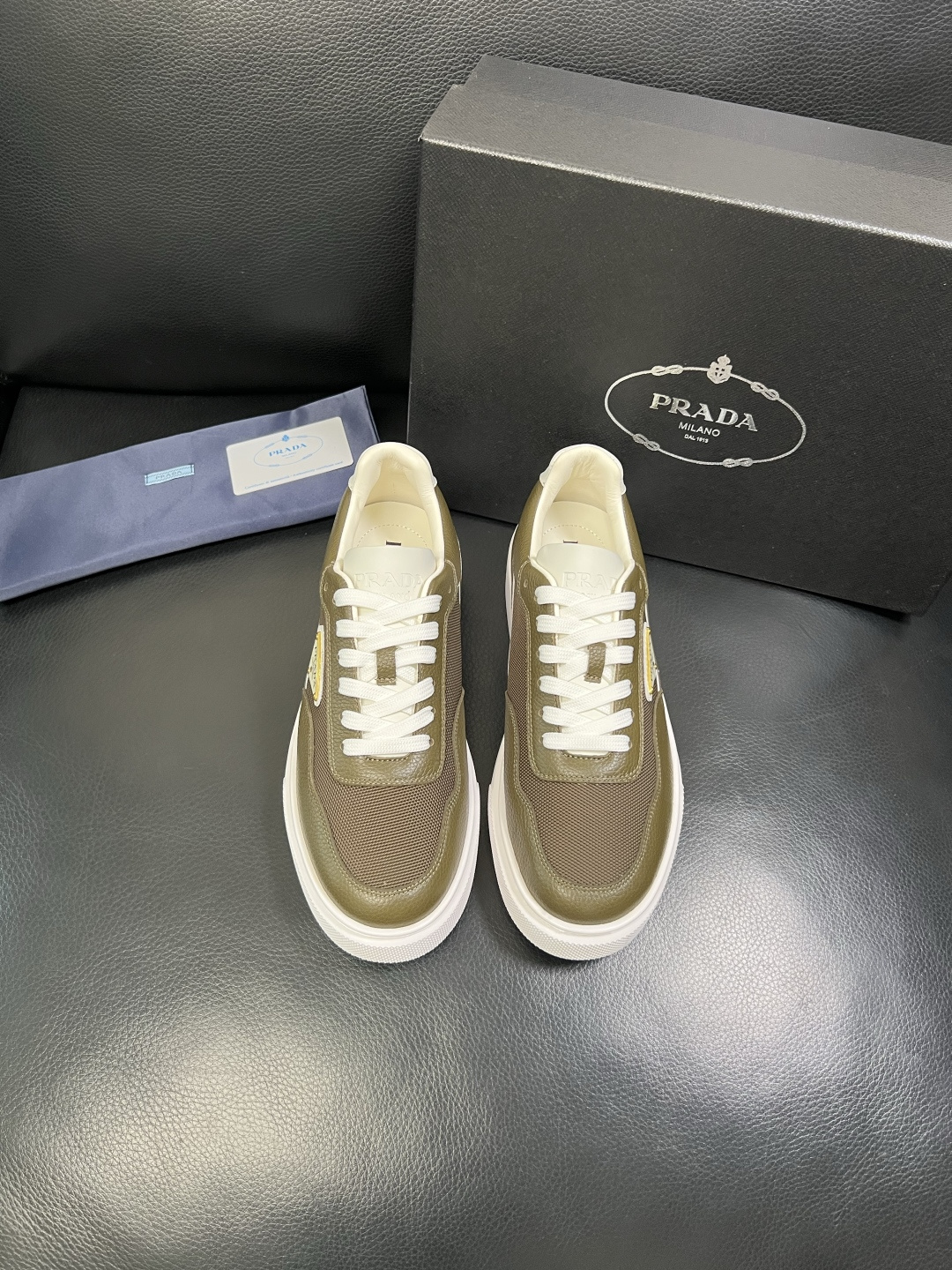 Prada 顶级工艺品，普拉达 专柜同步，原厂配置意大利进口牛皮面料，进口牛皮内里垫，透气舒适，鞋底：原