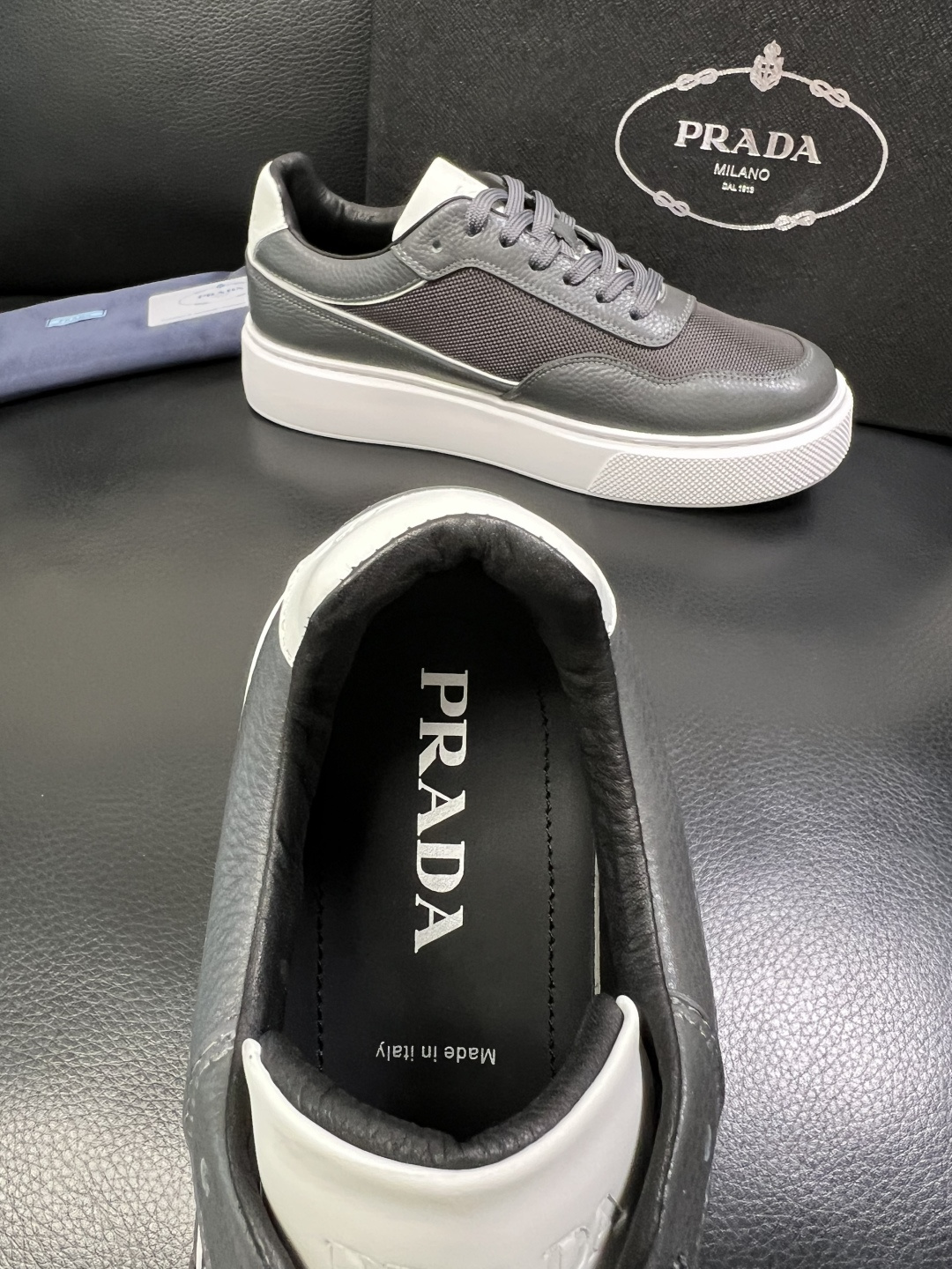 Prada 顶级工艺品，普拉达 专柜同步，原厂配置意大利进口牛皮面料，进口牛皮内里垫，透气舒适，鞋底：原