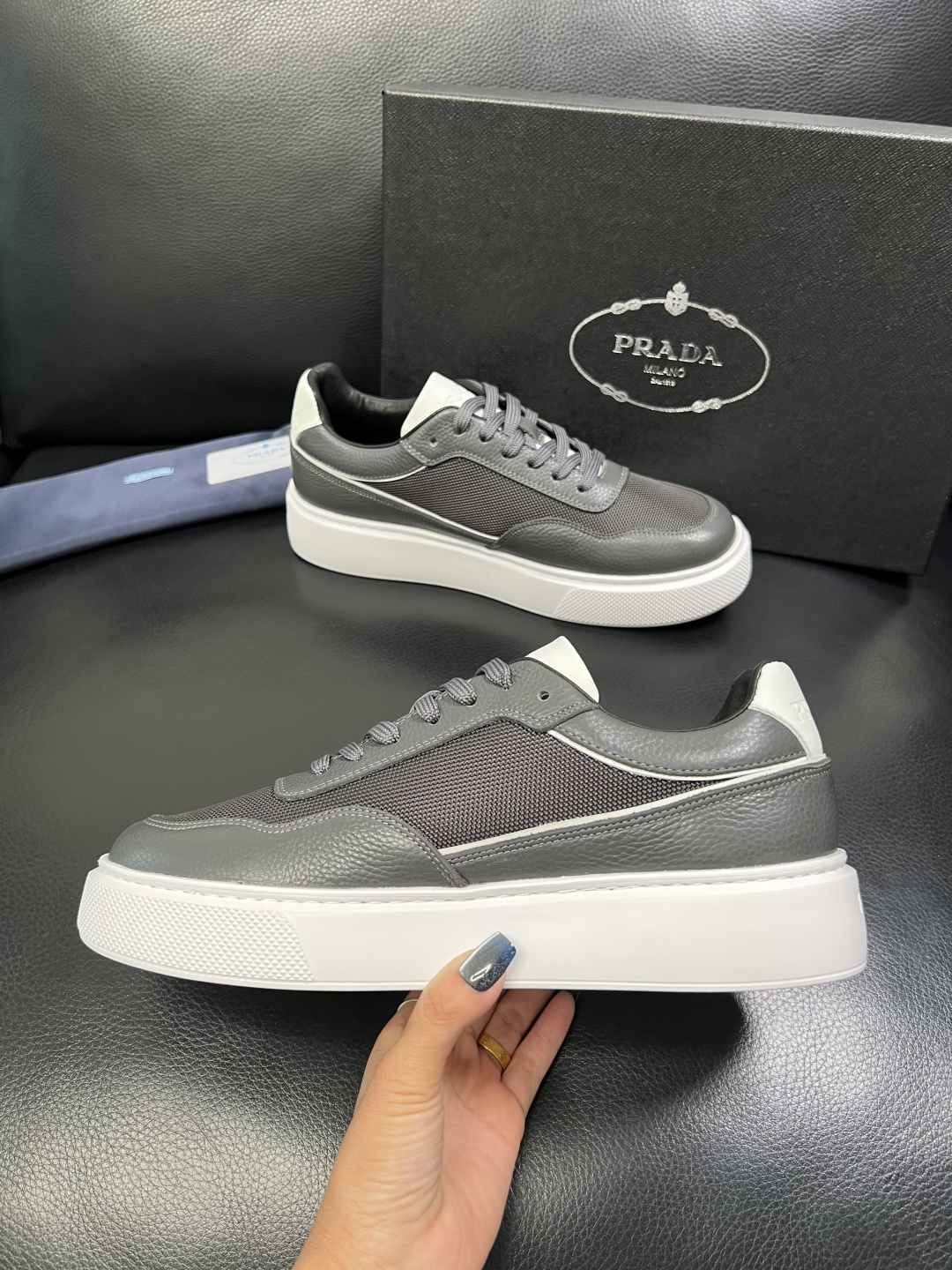 Prada 顶级工艺品，普拉达 专柜同步，原厂配置意大利进口牛皮面料，进口牛皮内里垫，透气舒适，鞋底：原