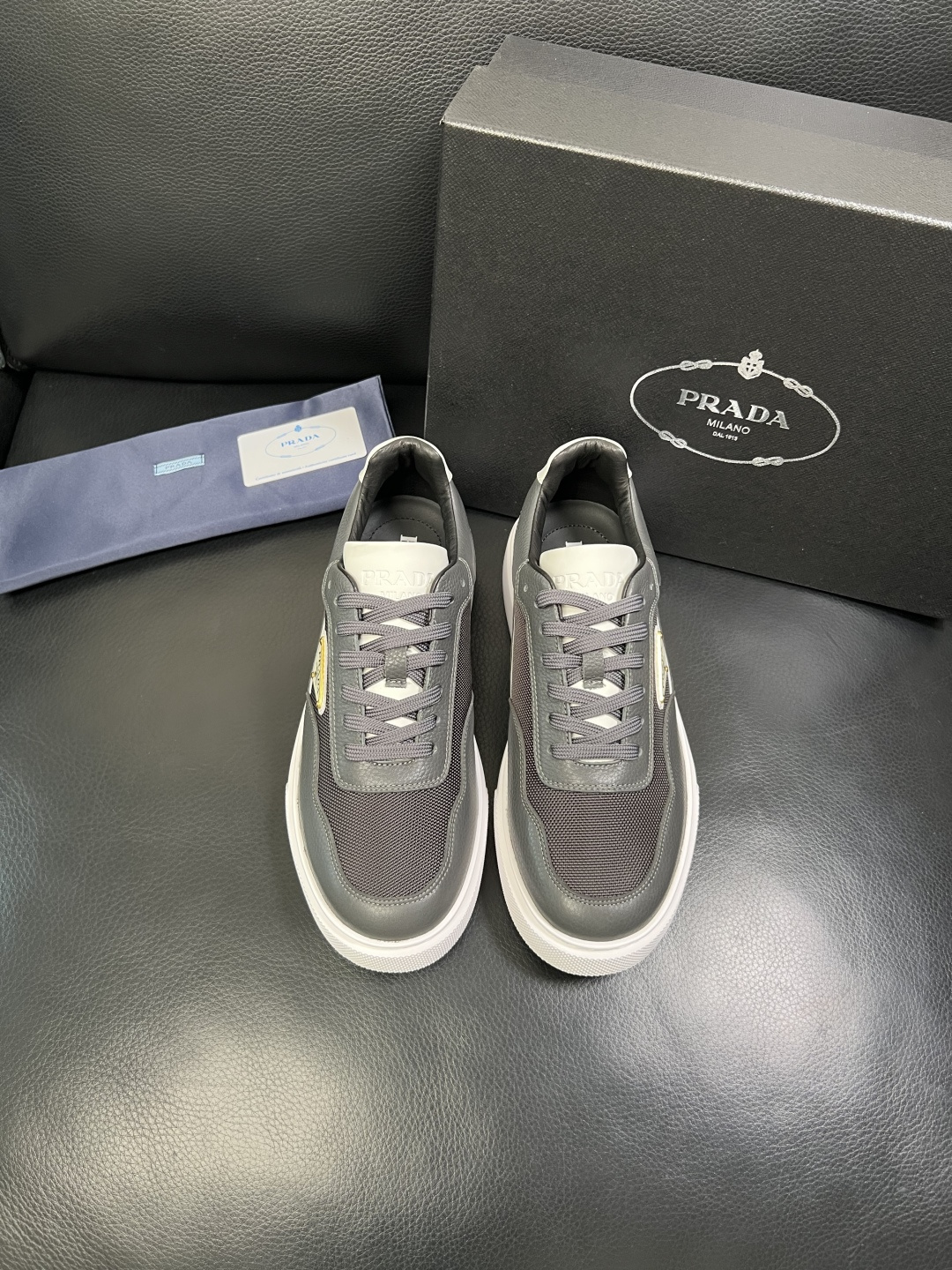 Prada 顶级工艺品，普拉达 专柜同步，原厂配置意大利进口牛皮面料，进口牛皮内里垫，透气舒适，鞋底：原