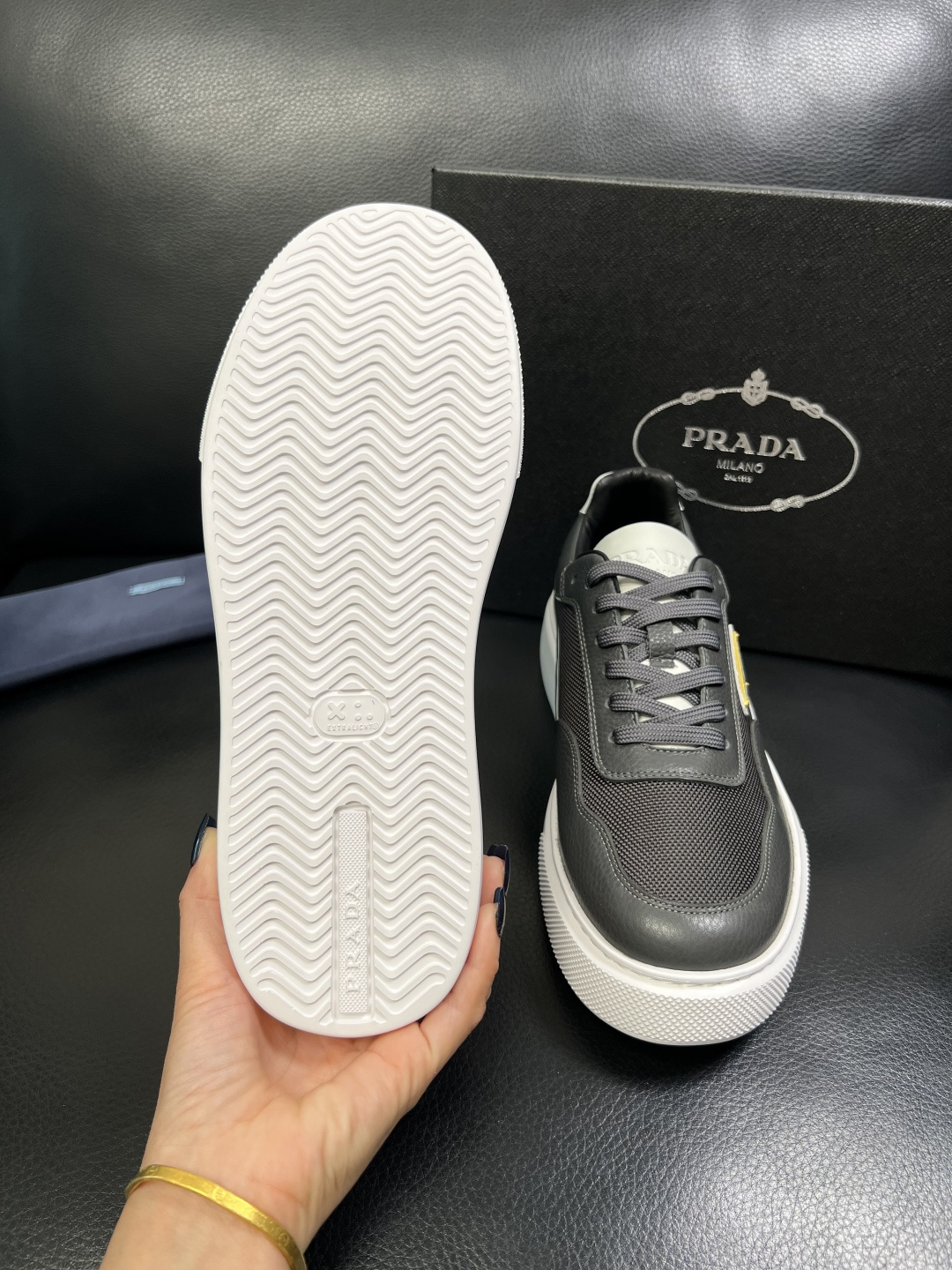 Prada 顶级工艺品，普拉达 专柜同步，原厂配置意大利进口牛皮面料，进口牛皮内里垫，透气舒适，鞋底：原