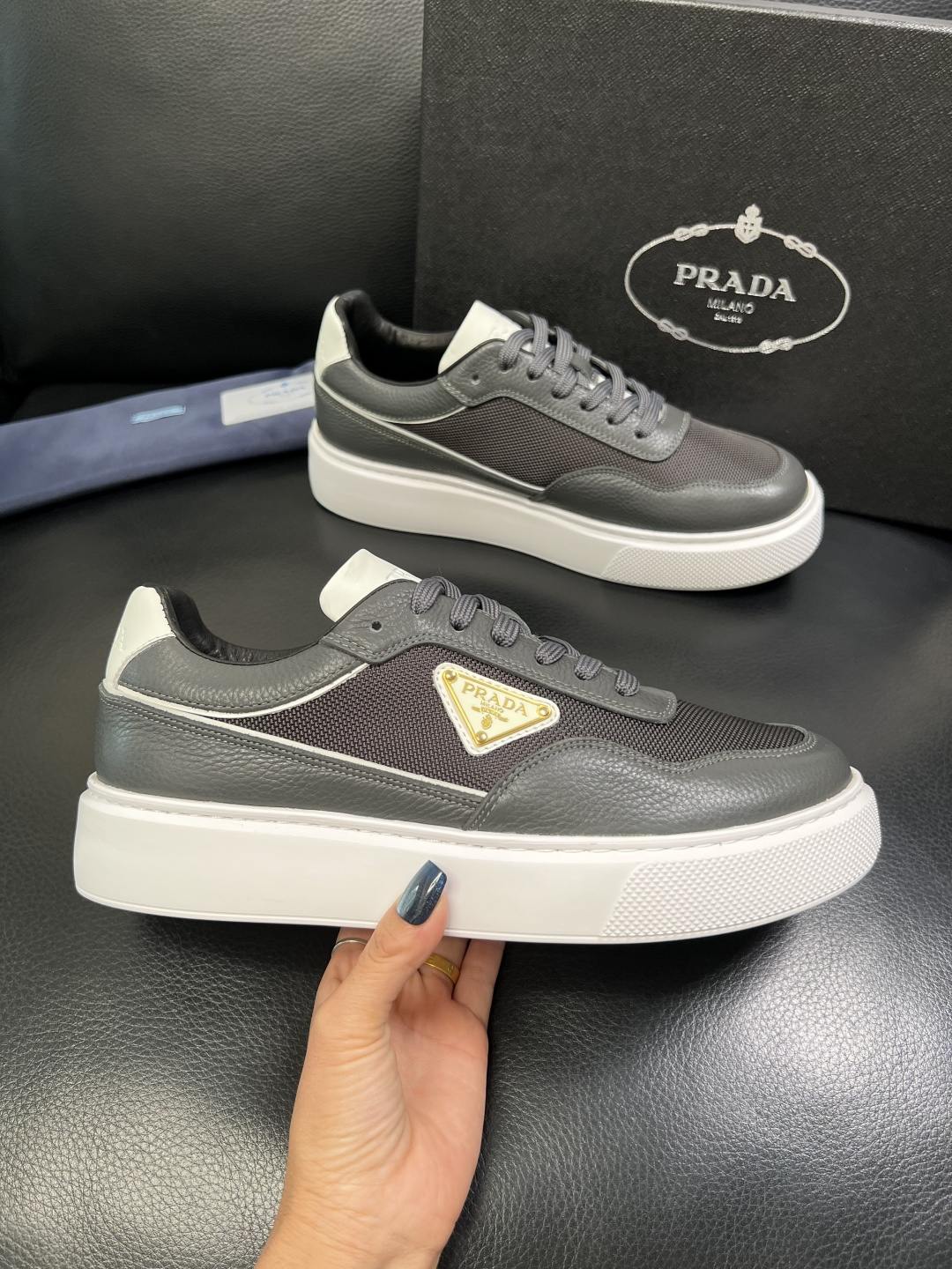 Prada 顶级工艺品，普拉达 专柜同步，原厂配置意大利进口牛皮面料，进口牛皮内里垫，透气舒适，鞋底：原