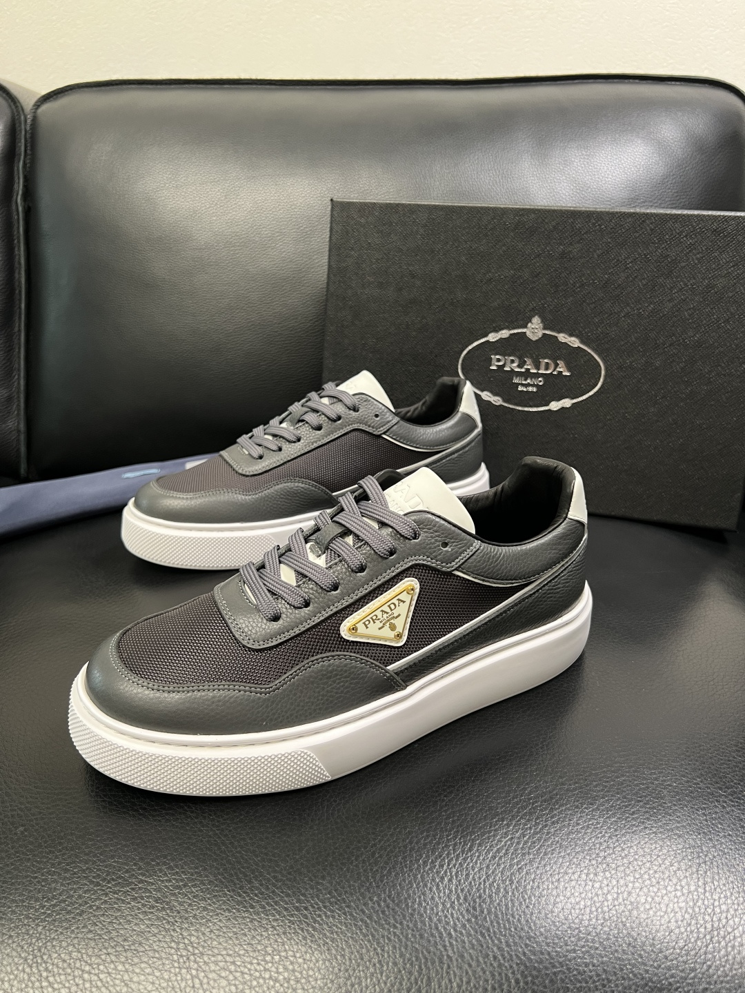 Prada 顶级工艺品，普拉达 专柜同步，原厂配置意大利进口牛皮面料，进口牛皮内里垫，透气舒适，鞋底：原