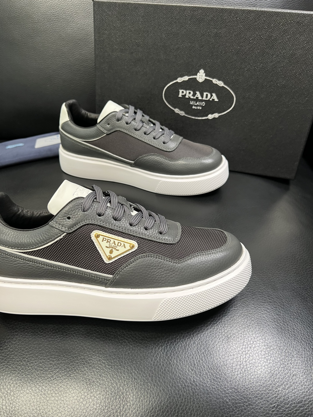 Prada 顶级工艺品，普拉达 专柜同步，原厂配置意大利进口牛皮面料，进口牛皮内里垫，透气舒适，鞋底：原