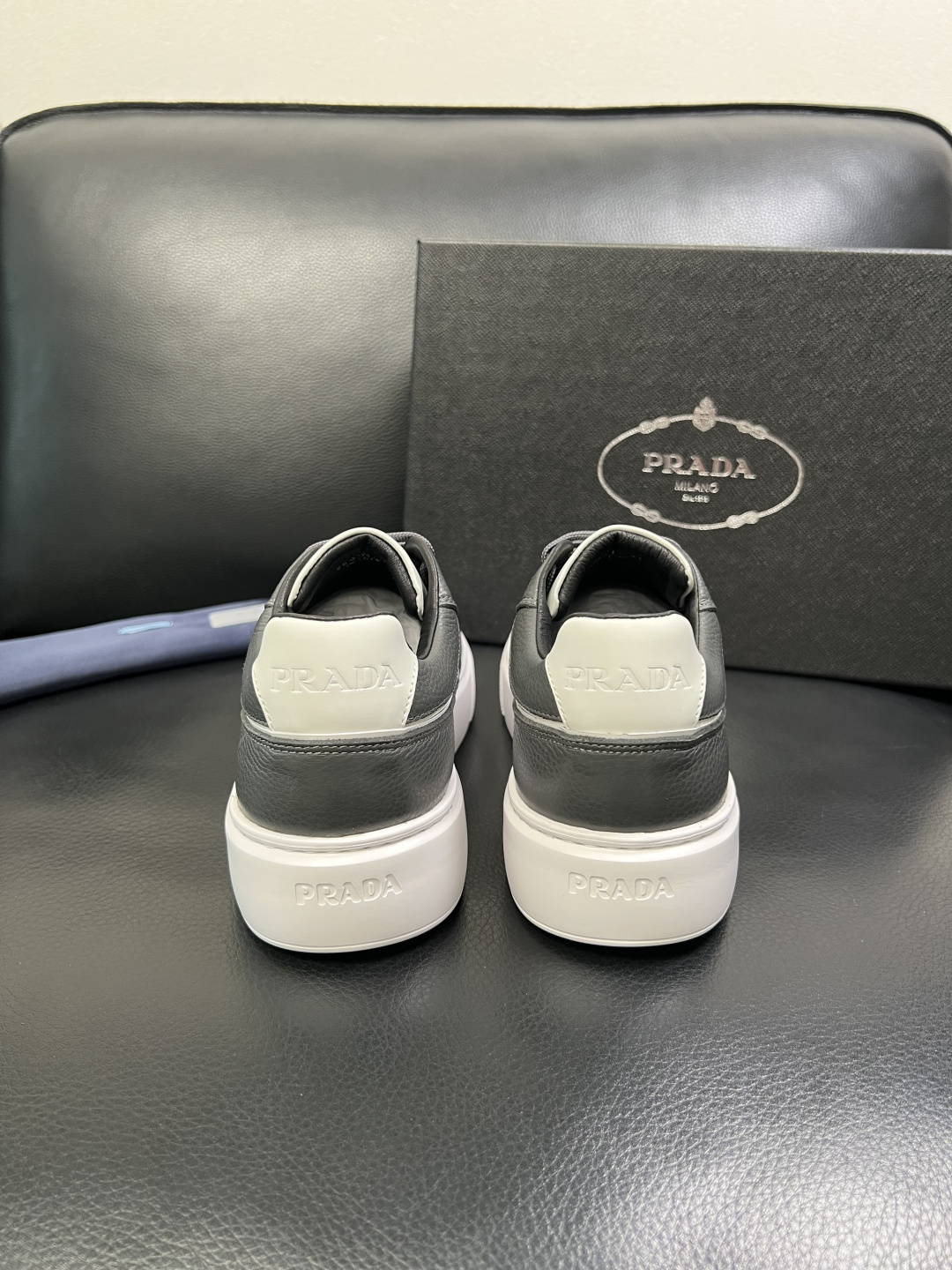 Prada 顶级工艺品，普拉达 专柜同步，原厂配置意大利进口牛皮面料，进口牛皮内里垫，透气舒适，鞋底：原