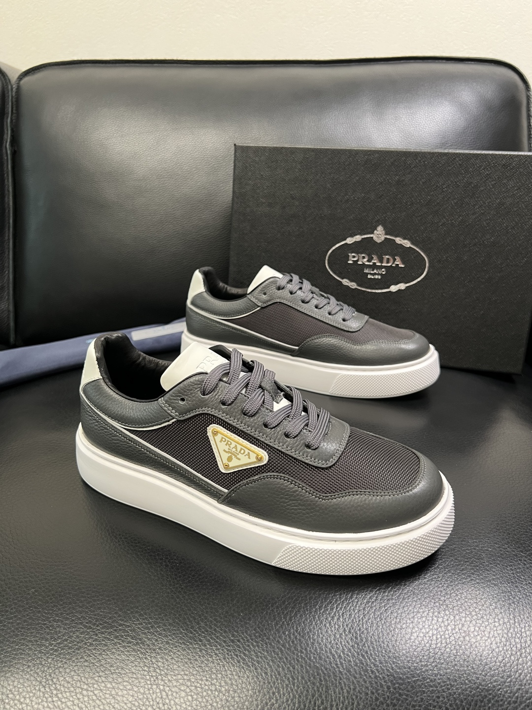 Prada 顶级工艺品，普拉达 专柜同步，原厂配置意大利进口牛皮面料，进口牛皮内里垫，透气舒适，鞋底：原