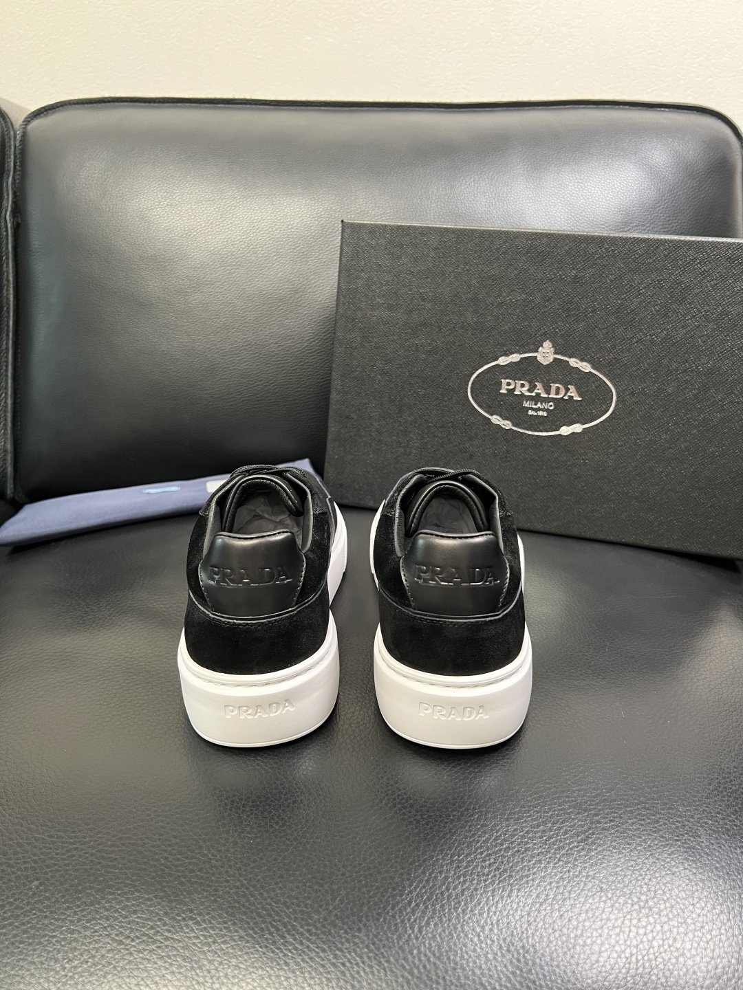 Prada 顶级工艺品，普拉达 专柜同步，原厂配置意大利进口牛皮面料，进口牛皮内里垫，透气舒适，鞋底：原