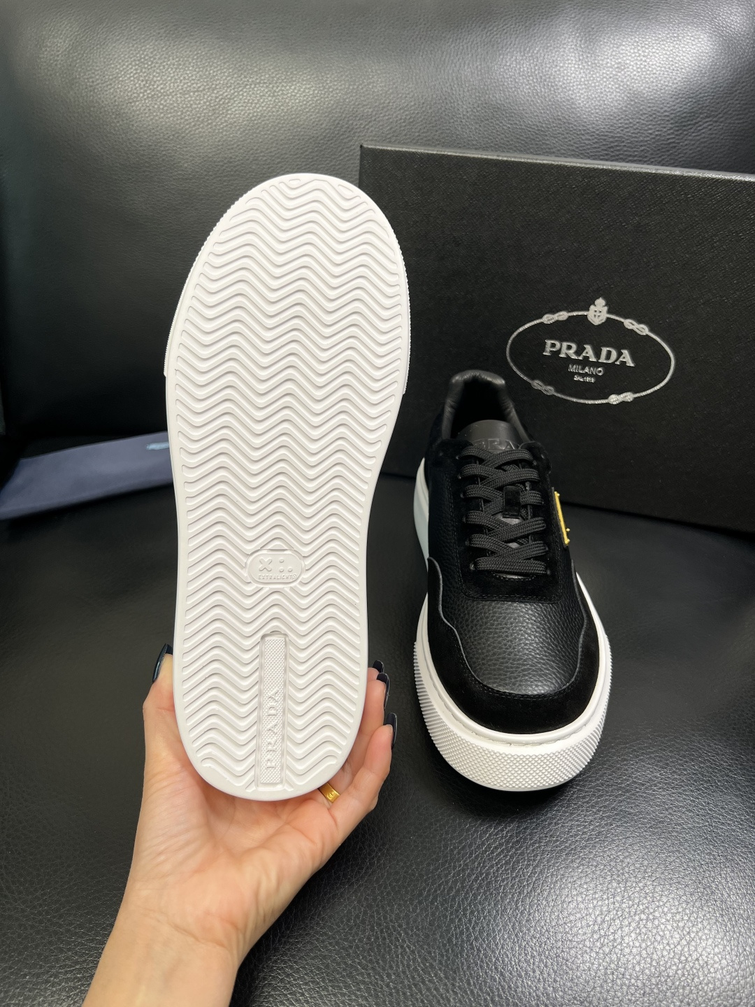 Prada 顶级工艺品，普拉达 专柜同步，原厂配置意大利进口牛皮面料，进口牛皮内里垫，透气舒适，鞋底：原