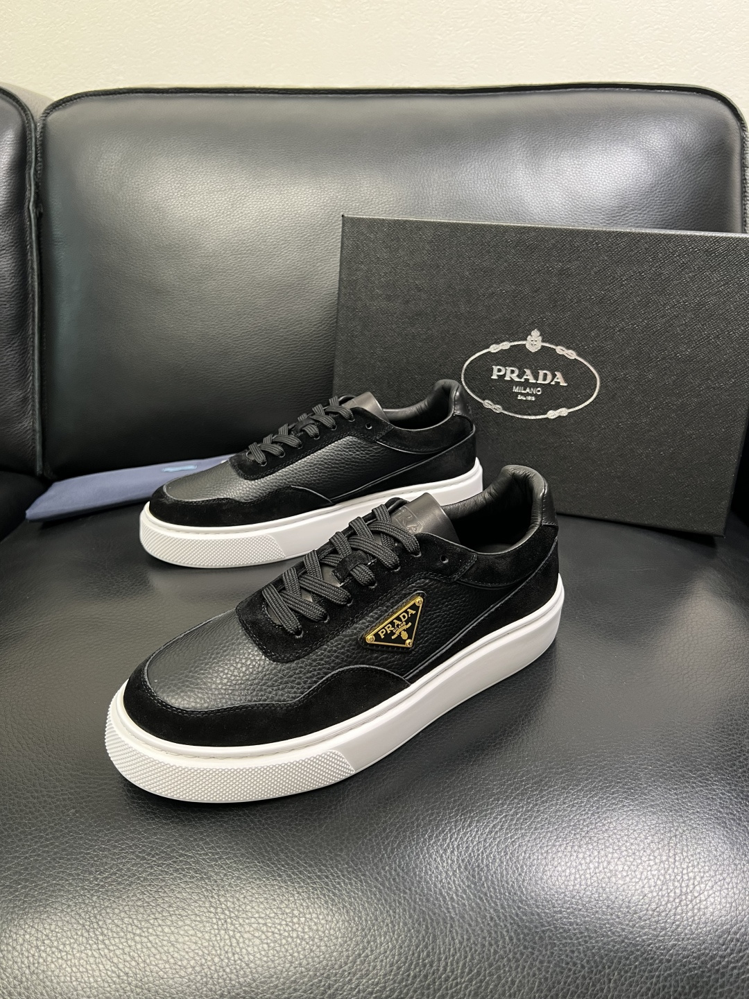 Prada 顶级工艺品，普拉达 专柜同步，原厂配置意大利进口牛皮面料，进口牛皮内里垫，透气舒适，鞋底：原